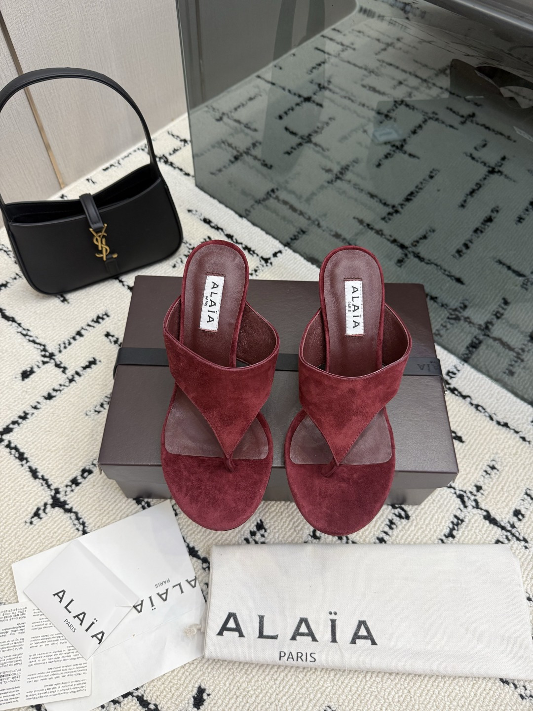 NO:889610,Flat-soled ALAA triangular thick-soled wedge slippers with heel | HIGH LOVE|||ALAA | HIGH LOVE A pair in the hands of Dabo on the external network. This model is matched with exquisite heart-shaped decoration. The brand's new sculptural heel, elegant shoe shape. Casual and comfortable, fashionable and neat. A pair in the hands of overseas bloggers. Mesh upper, sheepskin lining, genuine leather sole.  Size 35-39 (41.42.43 customized), split-toe shoes, slippers, sheepskin, sheep19860909平底 带跟 ALAA三角厚底坡跟拖鞋| HIGH LOVE|||ALAA | HIGH LOVE 外网大博人手一双的 这款采用精美心形装饰搭配 品牌全新的雕塑跟,优雅鞋型 休闲舒适兼备具时髦利落 海外博主人手一双 鞋面网面,羊京 内里羊皮 鞋底真皮 码数35-39（41.42.43定制）,分趾鞋,slippers,sheepskin,sheep,Women's Shoes