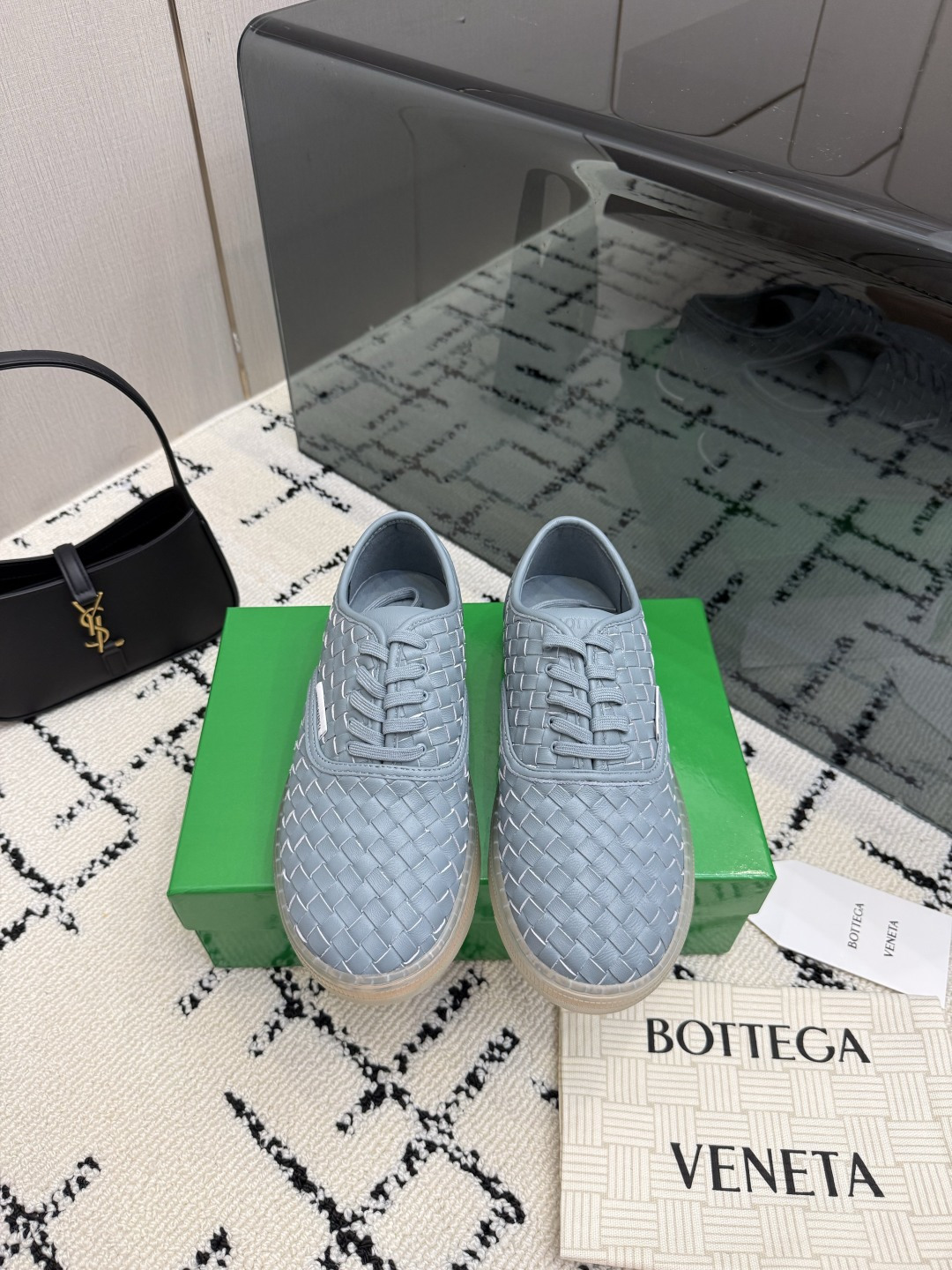 NO:889603,Women's code Men's code BV Serena Sneaker Men and women Couple style sneakers Washed material With lambskin binding Comfortable lambskin lining Foot pads Personalized transparent outsole Rear brand logo (can be customized) Outsole Stitching process Strong and comfortable White With green lambskin binding Tongue matching 6# small eyelets Exquisite shoelaces This classic style is simply BV's latest ceiling Colorful and versatile High-end comfort  The fabric is made of comfortable lambskin. The edging is made of washed material. The lining and the foot pads are comfortable and high-end. Comfortable benchmarking. The outsole is made of matching transparent TPU. The outsole is made of matching transparent TPU. The outsole is made of matching transparent TPU. The original packaging is used. The shoe bag is printed with glue logo technology. The most high-end in the market. Hot melt adhesive is used to shape the toe and heel. It is easy to rebound and not deformed. Italian computer sewing machines are used for the upper stitching. The workmanship is fine. Original packaging is used. Treat customers sincerely. Women's model.  35 36 37 38 39 40 41 42 Men's 39 40 41 42 43 44 45 (Female 40 41 42 Men 39 45 customized), sandals, bottega veneta, sandals, sneakers, sheepskin19860909女码 男码 BV Serena Sneaker 男女 情侣款 运动鞋 洗水材质 搭配小羊皮包边 舒适小羊皮 内里 垫脚  个性透明大底  后品牌logo（可定制客标） 大底 车线工艺 牢固 舒适 白色 搭配绿色小羊皮包边 鞋舌 对版 6#小鸡眼 精致鞋带   这款经典款 简直bv最新天花板啦 彩色百搭   高档舒适 面料选用舒适小羊皮 包边 搭配洗水材质  内里 垫脚 羊皮内里舒适高端 对版11 舒适标杆 大底选用对版透明TPU成型大底  对标对版 选用原版包装 鞋子布袋采用印胶logo工艺 市场最高端 采用热熔胶定型鞋头 后跟 易回弹不变形  鞋面车线选用意大利电脑针车 做工精细 选用原版包装 真心对待客人 女款 35 36 37 38 39 40 41 42  男款 39 40 41 42 43 44 45  （女40 41 42 男39 45 定制）,凉鞋,bottega veneta,sandals,sneakers,sheepskin,Women's Shoes