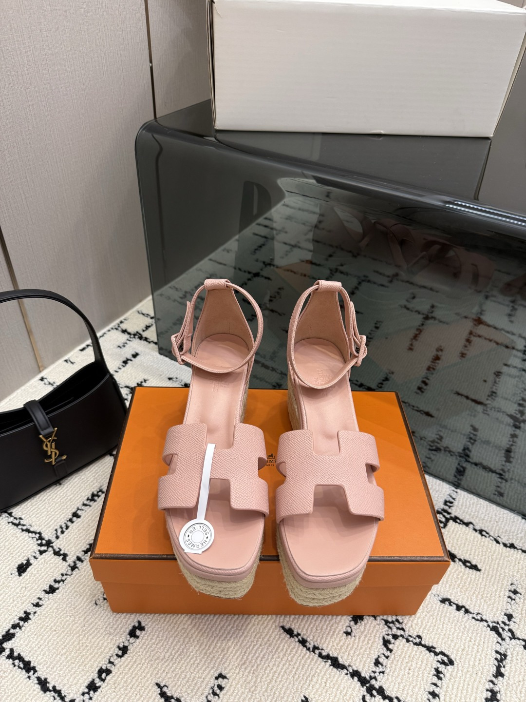 NO:889595,Hermes 2026 spring and summer new color classic Santorini color block flip-flops women's shoes H family open-toe sandals Material upper imported cowhide, water-dyed cowhide lining + Italian leather outsole Size: 34-43 (34.40.41.42.43 customization is not returnable), sandals, hermes, hermes, sandals, cowhide, Leather soles19860909爱马仕 Hermes 2026春夏新色经典款 Santorini 拼色工字拖女鞋 H家露趾凉鞋 材质鞋面进口牛皮,水染牛皮内里+意大利真皮大底 Size: 34-43(34.40.41.42.43定制不退换）,凉鞋,hermes,hermes,sandals,cowhide,Leather soles,Women's Shoes