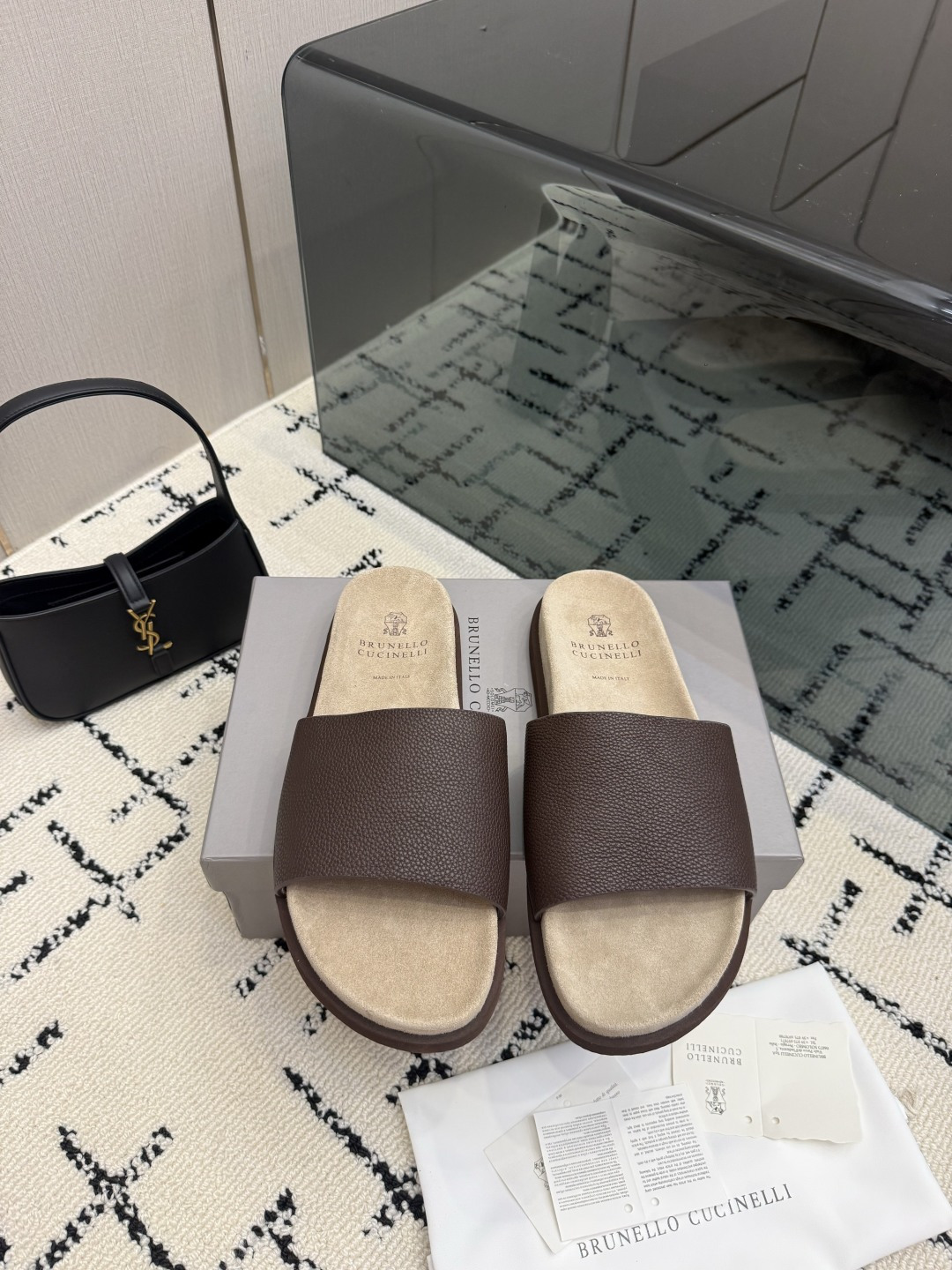 NO:889594,Top version Brunello Cucinelli niche fashion brand 26ss spring and summer new style old money style flip flops come standard with a relaxed feel - Selected first-layer pebbled cowhide leather uppers, with a delicate and high-end touch, and a low-key soft texture - Widened one-line strap design, modify the foot shape without pressing, with soft and waxy genuine leather lining, no binding on the foot - Customized non-slip soft sole, the stepping feeling is as light as a cloud, and the feet will not be tired after long walks -  Caramel beige and white are available in two colors, suitable for all daily wear, from coffee time at home to casual outings on the street, easy to control and effortless nobility. The fabric is made of original imported cowhide. The lining is cashmere. The outsole is original custom-made non-slip rubber foam combination outsole. Size39-46 (38.45.46 custom-made, non-returnable), slippers, brunello cucinelli, slippers, cowhide19860909顶级版本 Brunello Cucinelli 小众潮牌 26ss春夏新款 老钱风一字拖 松弛感标配 - 甄选头层荔枝纹牛皮鞋面,触感细腻高级,自带低调柔光质感 - 加宽一字带设计,修饰脚型不压脚,搭配软糯真皮内里,上脚零束缚 - 定制防滑软底,踩感轻盈如云朵,久走不累脚 - 焦糖米白双色可选,适配所有日常穿搭,从居家咖啡时光到街头随性出街,轻松拿捏不费力的贵气感 面料采用原版进口牛皮 内里垫脚羊绒 大底原版定制防滑橡胶发泡组合大底 Size39-46（38.45.46定做不退换）,拖鞋,brunello cucinelli,slippers,cowhide,Women's Shoes