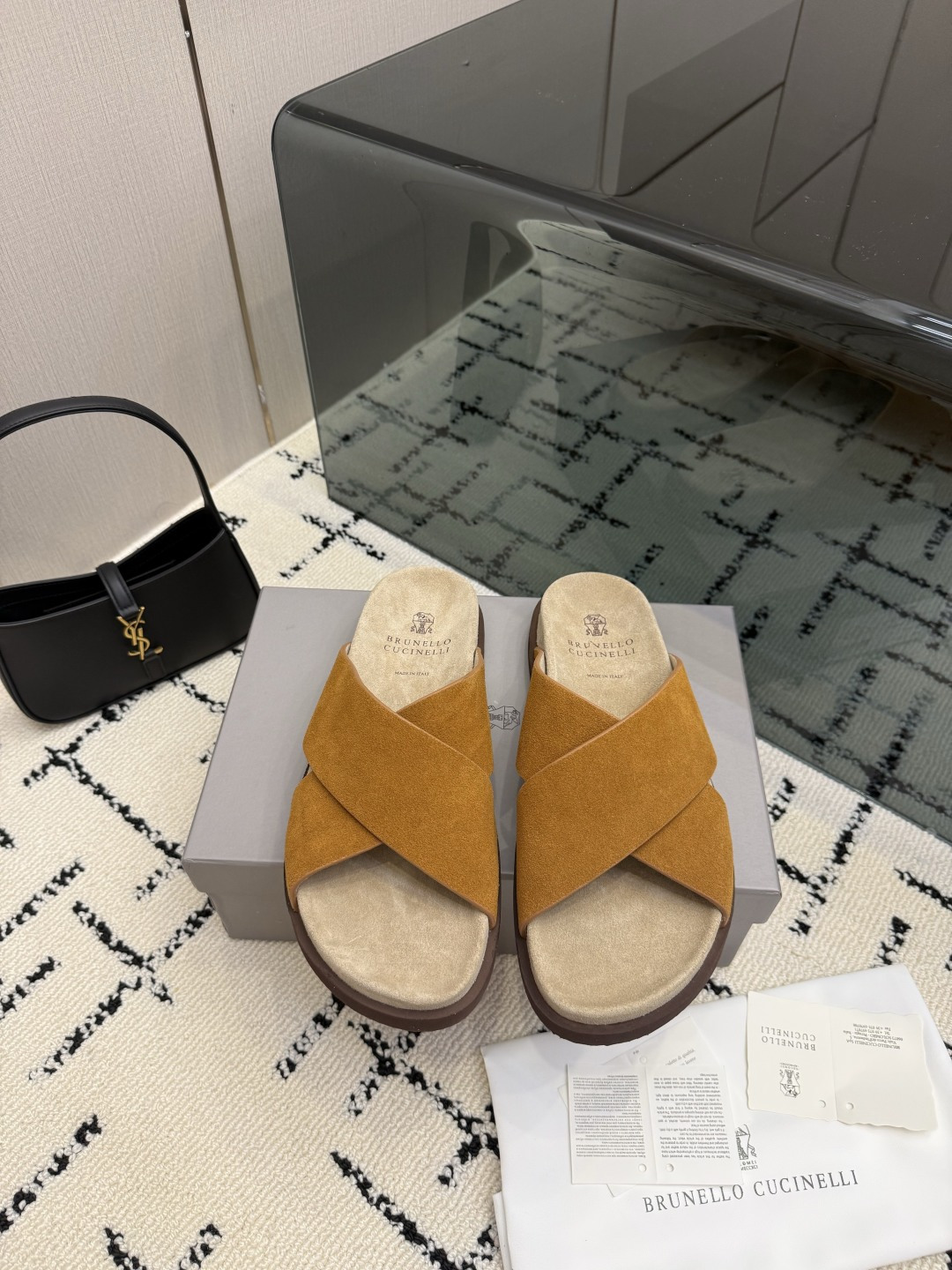 NO:889596,The top version of men's model Brunello Cucinelli niche trendy brand 26ss spring and summer new style old money style flip-flops come standard with a relaxed feel - Selected first-layer pebbled cowhide leather uppers, with a delicate and high-grade touch, and a low-key soft texture - Widened one-line strap design, modify the foot shape without pressing, with soft and waxy genuine leather lining, no binding on the foot - Customized non-slip soft sole, the stepping feeling is as light as a cloud, and your feet will not be tired after long walks  - Caramel beige and white are available in two colors, suitable for all daily wear, from coffee time at home to casual outings on the street, easy to control and effortless nobility. The fabric is made of original imported cowhide. The lining is cashmere. The outsole is original custom-made non-slip rubber foam combination outsole. Size39-46 (38.45.46 custom-made, non-refundable), slippers, brunello cucinelli, slippers, cowhide19860909顶级版本男款 Brunello Cucinelli 小众潮牌 26ss春夏新款 老钱风一字拖 松弛感标配 - 甄选头层荔枝纹牛皮鞋面,触感细腻高级,自带低调柔光质感 - 加宽一字带设计,修饰脚型不压脚,搭配软糯真皮内里,上脚零束缚 - 定制防滑软底,踩感轻盈如云朵,久走不累脚 - 焦糖米白双色可选,适配所有日常穿搭,从居家咖啡时光到街头随性出街,轻松拿捏不费力的贵气感 面料采用原版进口牛皮 内里垫脚羊绒 大底原版定制防滑橡胶发泡组合大底 Size39-46（38.45.46定做不退换）,拖鞋,brunello cucinelli,slippers,cowhide,Women's Shoes