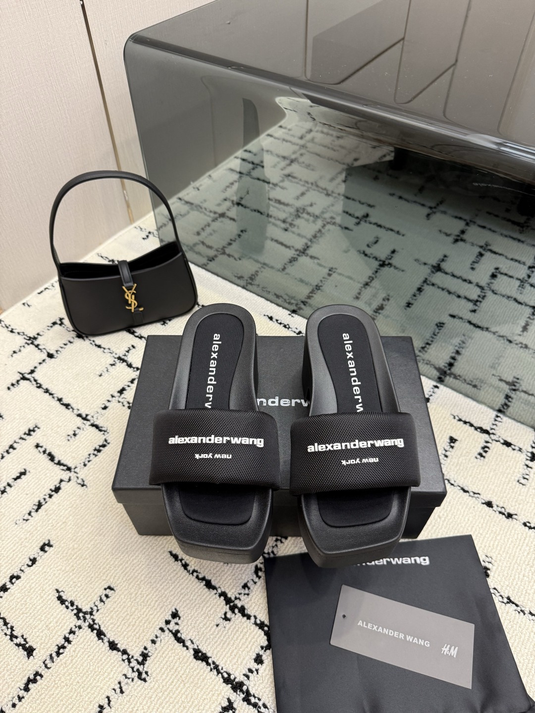 NO:889601,Flat thick bottom Alexander Wang 26ss spring and summer new model full of diamond sandals slippers Who can resist this pair of Alexander Wang sandals that will shine!  The shoelaces full of diamonds are really amazing, they make you speechless under the sun and lights. The square toe makes the feet smaller, and the thick soles can also secretly increase the height. The black bottom is durable and versatile, and it looks good with anything. It is a sophisticated sister when worn at work, and a hot girl when wearing it at disco. It is a great photo-shooter, and the number of people turning heads is so high. Paired with a midriff-baring top and a miniskirt, the atmosphere is directly filled, and the windy flash when walking is dazzling and flamboyant at night. The upper is made of original imported fabric.  Sheepskin lining, original custom anti-slip rubber foam outsole, size 35-39 (40 customized, non-refundable), slippers, alexander wang, slippers, skirts, sheepskin19860909平底厚底 Alexander Wang 大王 26ss春夏新款 满钻凉拖 拖鞋 谁能拒绝这双会发光的Alexander Wang凉拖！ 满钻鞋带真的太绝了,阳光下、灯光下都闪到失语,方头显脚小,厚底还能偷偷增高,黑底耐脏又百搭,配什么都好看,上班穿是精致姐姐,蹦迪穿是辣妹天花板,拍照巨出片,回头率直接爆表. 配露腰上衣、超短裙,氛围感直接拉满,走路带风的闪,是属于夜晚的耀眼与张扬. 鞋面采用原版进口布料 内里垫脚羊皮 大底原版定制防滑橡胶发泡大底 size35-39（40 定制不退换）,拖鞋,alexander wang,slippers,skirts,sheepskin,Women's Shoes