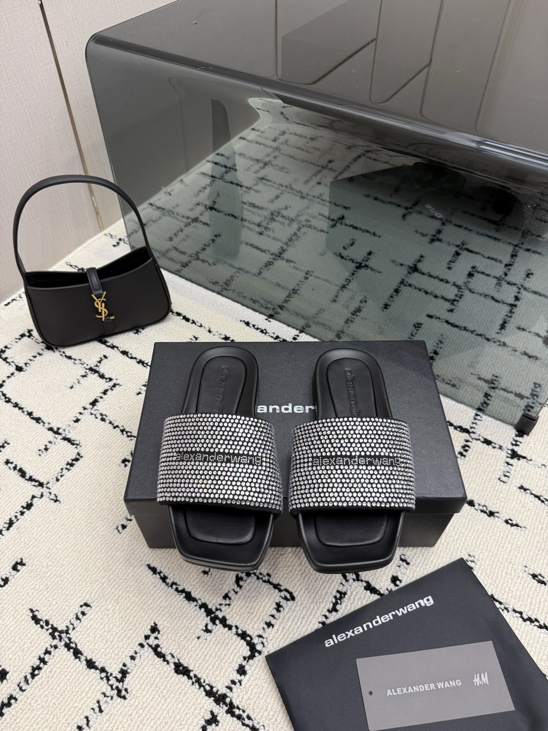 NO:889605,Flat bottom Alexander Wang 26ss spring and summer new model full of diamond sandals slippers Who can resist this pair of Alexander Wang sandals that will shine!  The shoelaces full of diamonds are really amazing. They sparkle in the sun or under the light. The square toe makes the feet smaller, and the thick soles can secretly increase the height. The black bottom is durable and versatile.  Sheepskin lining, original custom anti-slip rubber foam outsole, size 35-39 (40 customized, non-refundable), slippers, alexander wang, slippers, skirts, sheepskin19860909平底  Alexander Wang 大王 26ss春夏新款 满钻凉拖 拖鞋 谁能拒绝这双会发光的Alexander Wang凉拖！ 满钻鞋带真的太绝了,阳光下、灯光下都闪到失语,方头显脚小,厚底还能偷偷增高,黑底耐脏又百搭,配什么都好看,上班穿是精致姐姐,蹦迪穿是辣妹天花板,拍照巨出片,回头率直接爆表. 配露腰上衣、超短裙,氛围感直接拉满,走路带风的闪,是属于夜晚的耀眼与张扬. 鞋面采用原版进口布料,烫钻 内里垫脚羊皮 大底原版定制防滑橡胶发泡大底 size35-39（40 定制不退换）,拖鞋,alexander wang,slippers,skirts,sheepskin,Women's Shoes