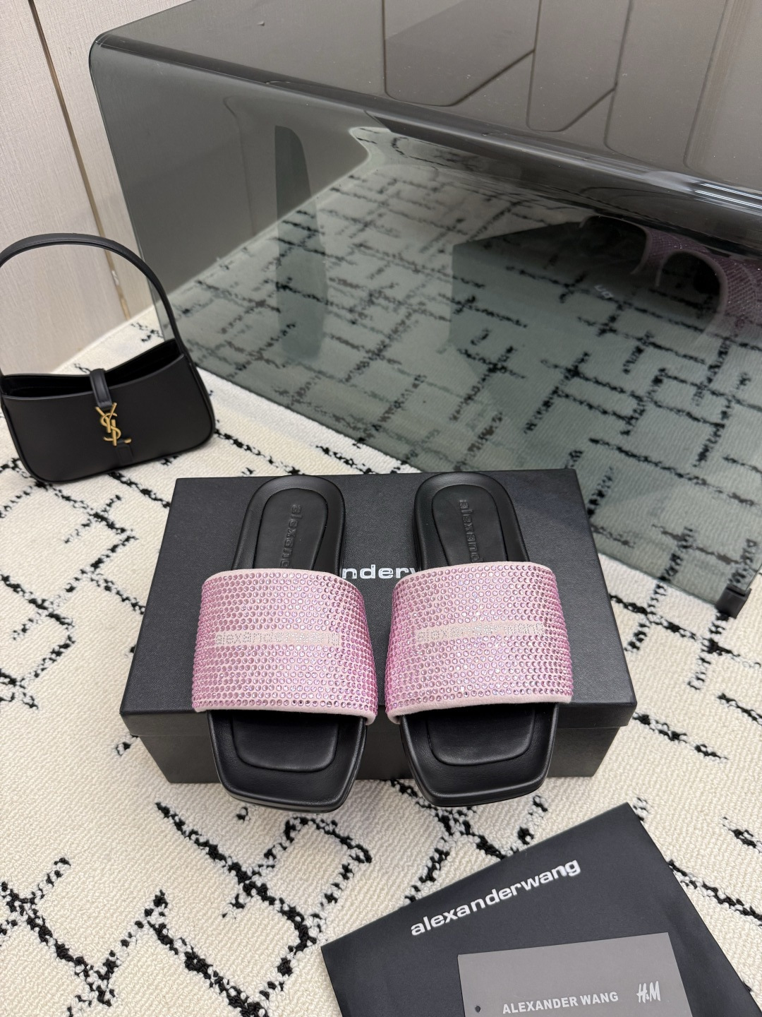 NO:889609,Flat bottom Alexander Wang 26ss spring and summer new model full of diamond sandals slippers Who can resist this pair of Alexander Wang sandals that will shine!  The shoelaces full of diamonds are really amazing. They sparkle in the sun or under the light. The square toe makes the feet smaller, and the thick soles can secretly increase the height. The black bottom is durable and versatile.  Sheepskin lining, original custom anti-slip rubber foam outsole, size 35-39 (40 customized, non-refundable), slippers, alexander wang, slippers, skirts, sheepskin19860909平底 Alexander Wang 大王 26ss春夏新款 满钻凉拖 拖鞋 谁能拒绝这双会发光的Alexander Wang凉拖！ 满钻鞋带真的太绝了,阳光下、灯光下都闪到失语,方头显脚小,厚底还能偷偷增高,黑底耐脏又百搭,配什么都好看,上班穿是精致姐姐,蹦迪穿是辣妹天花板,拍照巨出片,回头率直接爆表. 配露腰上衣、超短裙,氛围感直接拉满,走路带风的闪,是属于夜晚的耀眼与张扬. 鞋面采用原版进口布料,烫钻 内里垫脚羊皮 大底原版定制防滑橡胶发泡大底 size35-39（40 定制不退换）,拖鞋,alexander wang,slippers,skirts,sheepskin,Women's Shoes