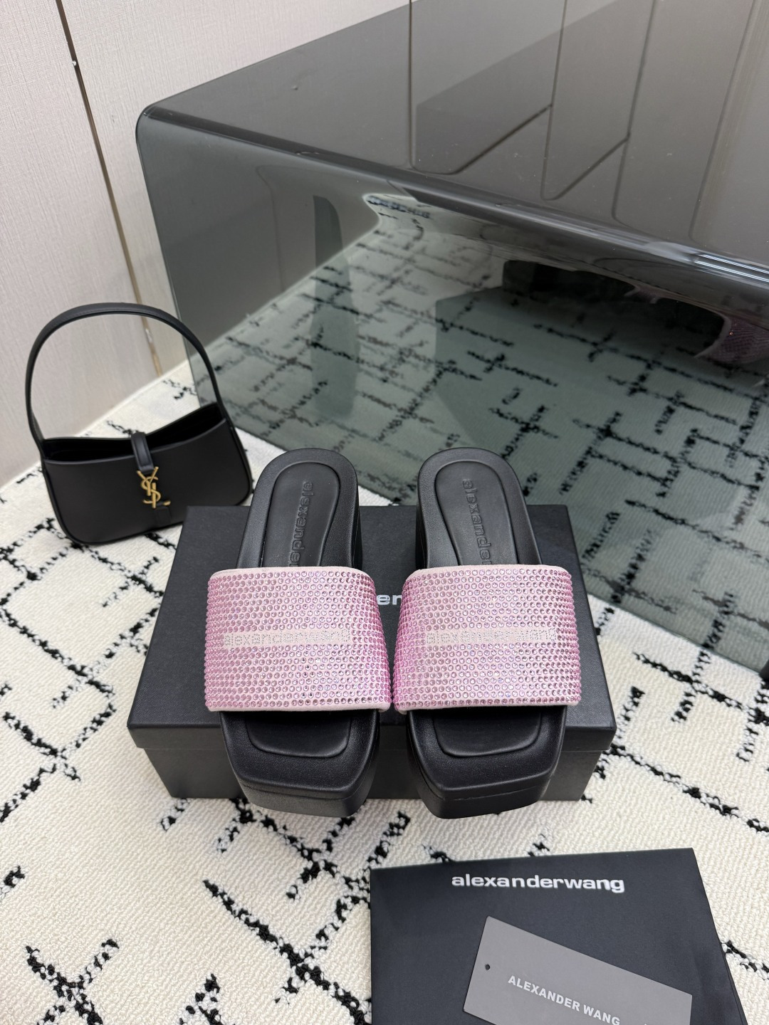 NO:889613,Alexander Wang 26ss spring and summer new model full of diamond sandals and slippers. Who can resist this pair of Alexander Wang sandals that will shine!  The shoelaces full of diamonds are really amazing. They sparkle in the sun or under the light. The square toe makes the feet smaller, and the thick soles can secretly increase the height. The black bottom is durable and versatile.  Sheepskin lining, original custom anti-slip rubber foam outsole, size 35-39 (40 customized, non-refundable), slippers, alexander wang, slippers, skirts, sheepskin19860909Alexander Wang 大王 26ss春夏新款 满钻凉拖 拖鞋 谁能拒绝这双会发光的Alexander Wang凉拖！ 满钻鞋带真的太绝了,阳光下、灯光下都闪到失语,方头显脚小,厚底还能偷偷增高,黑底耐脏又百搭,配什么都好看,上班穿是精致姐姐,蹦迪穿是辣妹天花板,拍照巨出片,回头率直接爆表. 配露腰上衣、超短裙,氛围感直接拉满,走路带风的闪,是属于夜晚的耀眼与张扬. 鞋面采用原版进口布料,烫钻 内里垫脚羊皮 大底原版定制防滑橡胶发泡大底 size35-39（40 定制不退换）,拖鞋,alexander wang,slippers,skirts,sheepskin,Women's Shoes