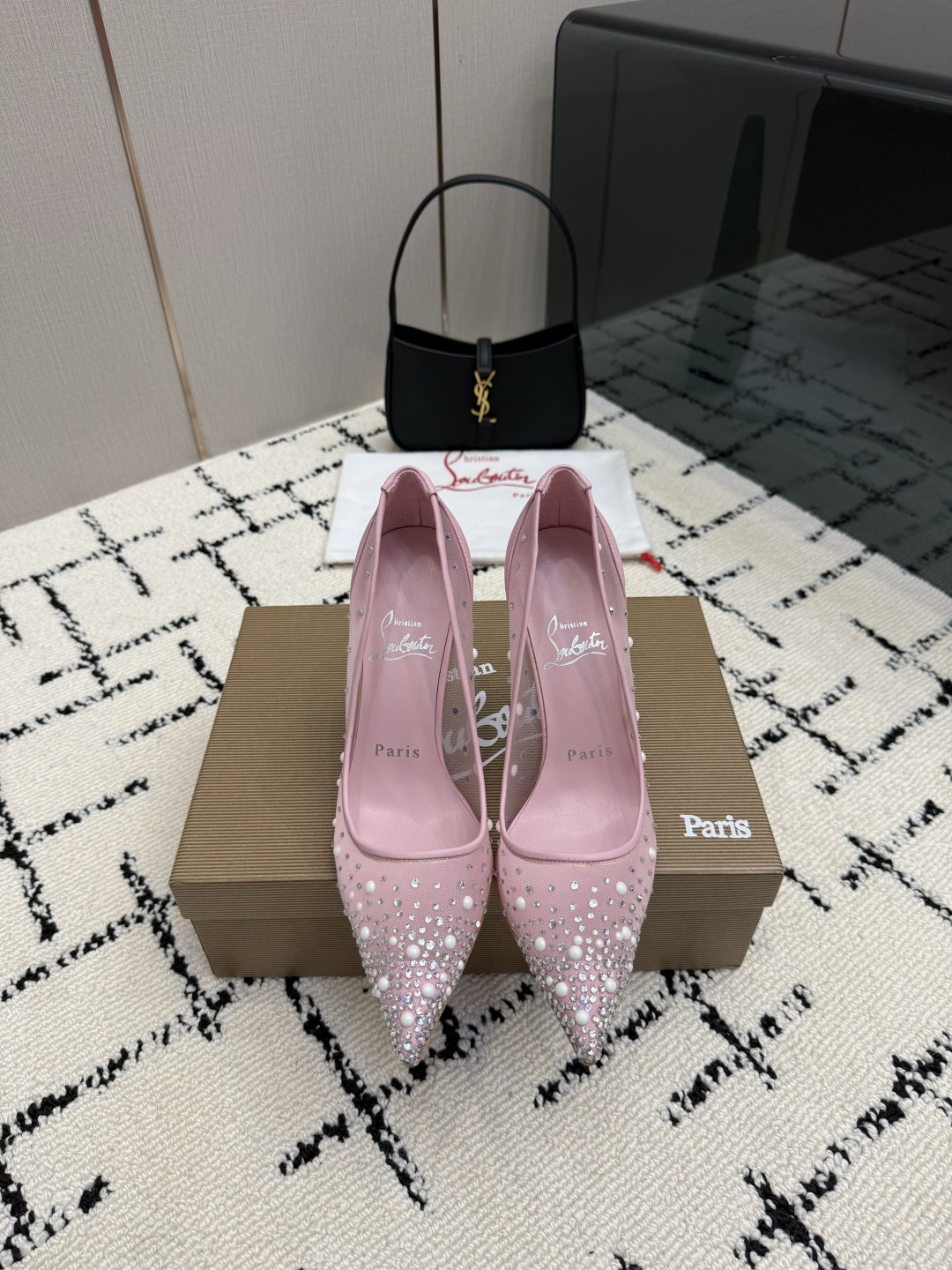 NO:903434,Top version of Christian Louboutin | 2026s original CL new show high heels~ Fashion catwalk red-soled sandals, new red-soled metal and fiery rose high-heeled shoes. There is nothing to say, just a whole beauty crazy #fatal temptation. Upper: beautiful new style, with roses on the toes, sewn from petals to flowers, to the inlay of crystals, all hand-sewn. The upper foot is exquisite and attractive. The material is imported net diamond pearls. The lining is sheepskin. The outsole is original imported top genuine leather outsole.  Size35–42 (35.40.41.42) Customized, non-returnable, high-heeled shoes, sandals, high heels, sheepskin, Leather soles19860909顶级版Christian Louboutin | 2026s原版CL全新秀款高跟鞋～ 时装走秀红底凉鞋 新款红底金属跟火红玫瑰高跟鞋 没什么好说的就是一整个美疯#致命的诱惑 鞋面:绝美的新款,盛放足尖上的玫瑰,从花瓣缝制为花朵,在到水晶的镶嵌均全部纯手工缝制 上脚精致逼人 材质进口网钻珍珠 内里羊皮里 大底原版进口顶级真皮大底 Size35–42（35.40.41.42）订做不退换,高跟鞋单鞋,sandals,high heels,sheepskin,Leather soles,Women's Shoes