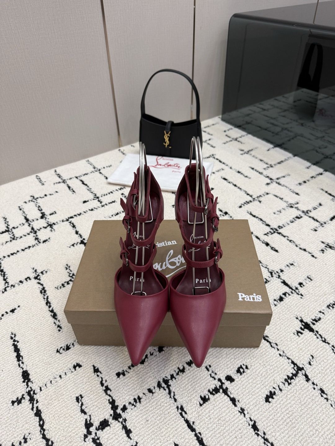 NO:903423,Top version of Christian Louboutin | 2026s original CL new show high heels~ Fashion catwalk red-soled sandals, new red-soled metal and fiery rose high-heeled shoes. There is nothing to say, just a whole beauty crazy #fatal temptation. Upper: beautiful new style, with roses on the toes, sewn from petals to flowers, to crystal inlays, all hand-sewn. Exquisite and attractive uppers. Materials: imported silk, cowhide, sheepskin lining, original imported top genuine leather outsole.  Size35–42 (35.40.41.42) Customized, non-returnable, high-heeled sandals, sandals, high heels, cowhide, sheepskin, real silk, Leather soles19860909顶级版Christian Louboutin | 2026s原版CL全新秀款高跟鞋～ 时装走秀红底凉鞋 新款红底金属跟火红玫瑰高跟鞋 没什么好说的就是一整个美疯#致命的诱惑 鞋面:绝美的新款,盛放足尖上的玫瑰,从花瓣缝制为花朵,在到水晶的镶嵌均全部纯手工缝制 上脚精致逼人 材质进口真丝,牛皮 内里羊皮里 大底原版进口顶级真皮大底 Size35–42（35.40.41.42）订做不退换,高跟鞋凉鞋,sandals,high heels,cowhide,sheepskin,real silk,Leather soles,Women's Shoes
