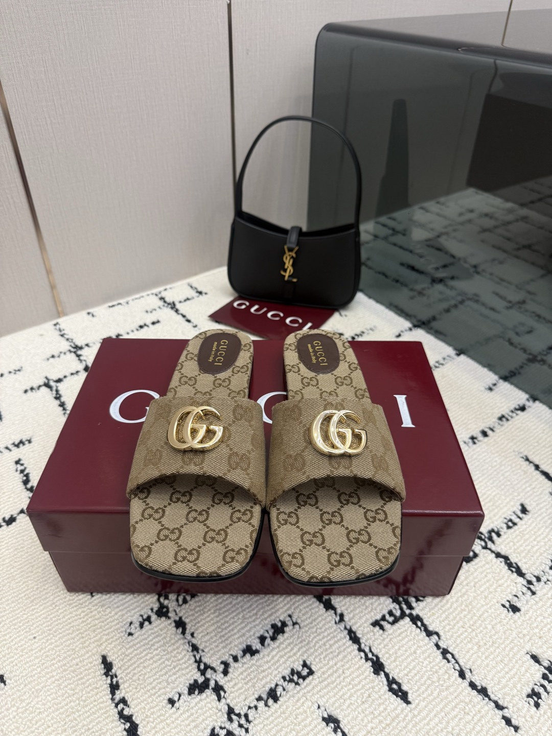 NO:903405,GuCC*2026 spring and summer Signora series new low-heeled sandals, double G buckle flat sandals and slippers, use simple and neat square toes to reinterpret brand archive sandals, injecting a touch of modern flavor into the elegant style of the series. Fish-mouth open-toe sandals and slippers are made of leather G cloth, cleverly using design elements such as square round toes and flat heels to create a fashionable retro style. Fabric imported metallic leather, sheepskin, Double G presbyopic canvas, lining/foot pads, high-end customized sheepskin lining, outsole, Italian genuine leather sole  Size 35-42. (40 41 42 customized, non-returnable), slippers, gucci, sandals, slippers, sheepskin19860909GuCC*2026春夏Signora系列新款低跟凉鞋,双G扣平跟凉鞋拖鞋,以简约利落的方形鞋头换新演绎品牌典藏凉鞋,为系列雅致风尚注入一抹现代气息鱼嘴露趾凉拖鞋采用皮革G布制作,巧妙运用方形圆头和平跟等设计元素演绎时尚复古风范 面料进口金属皮 羊皮 双G老花帆布 内里/垫脚高端定制羊皮里 大底意大利真皮底 尺码35-42.（40 41 42 定做,不退换）,拖鞋,gucci,sandals,slippers,sheepskin,Women's Shoes