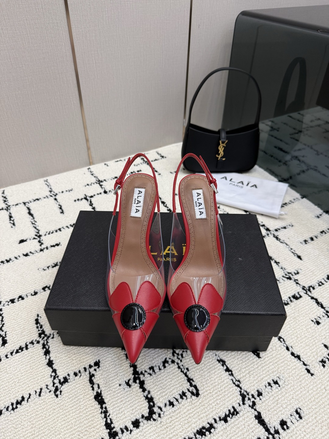 NO:903395,The highest version of ALAA | HIGH LOVE high heels |||ALAA | HIGH LOVE A pair of high love high heels are available from Dabo on the external network. These PVC high heels are decorated with exquisite heart-shaped decorations. The brand new kitten heel, elegant shoe shape, casual and comfortable, fashionable and neat. Multiple colors to match different occasions. Overseas bloggers have a pair. Original custom PVC upper, sheepskin lining. Original custom 5.5cm, 10cm heel. Genuine leather sole.  Size 34-39 (34.40.41.42 customized) Packaging Alaia original packaging, half-drag high heels, alaia, high heels, sheepskin19860909最高版 ALAA | HIGH LOVE高跟鞋|||ALAA | HIGH LOVE 外网大博人手一双的high love高跟鞋来啦~ 这款PVC高跟鞋采用精美心形装饰搭配 品牌全新的小猫跟,优雅鞋型 休闲舒适兼备具时髦利落 多种颜色搭配不同场合 海外博主人手一双 鞋面原装定制PVC 内里羊皮 鞋跟原版定制5.5cm,10cm 鞋底真皮 码数34-39（34.40.41.42定制） 包装Alaia原版包装,半拖高跟鞋,alaia,high heels,sheepskin,Women's Shoes