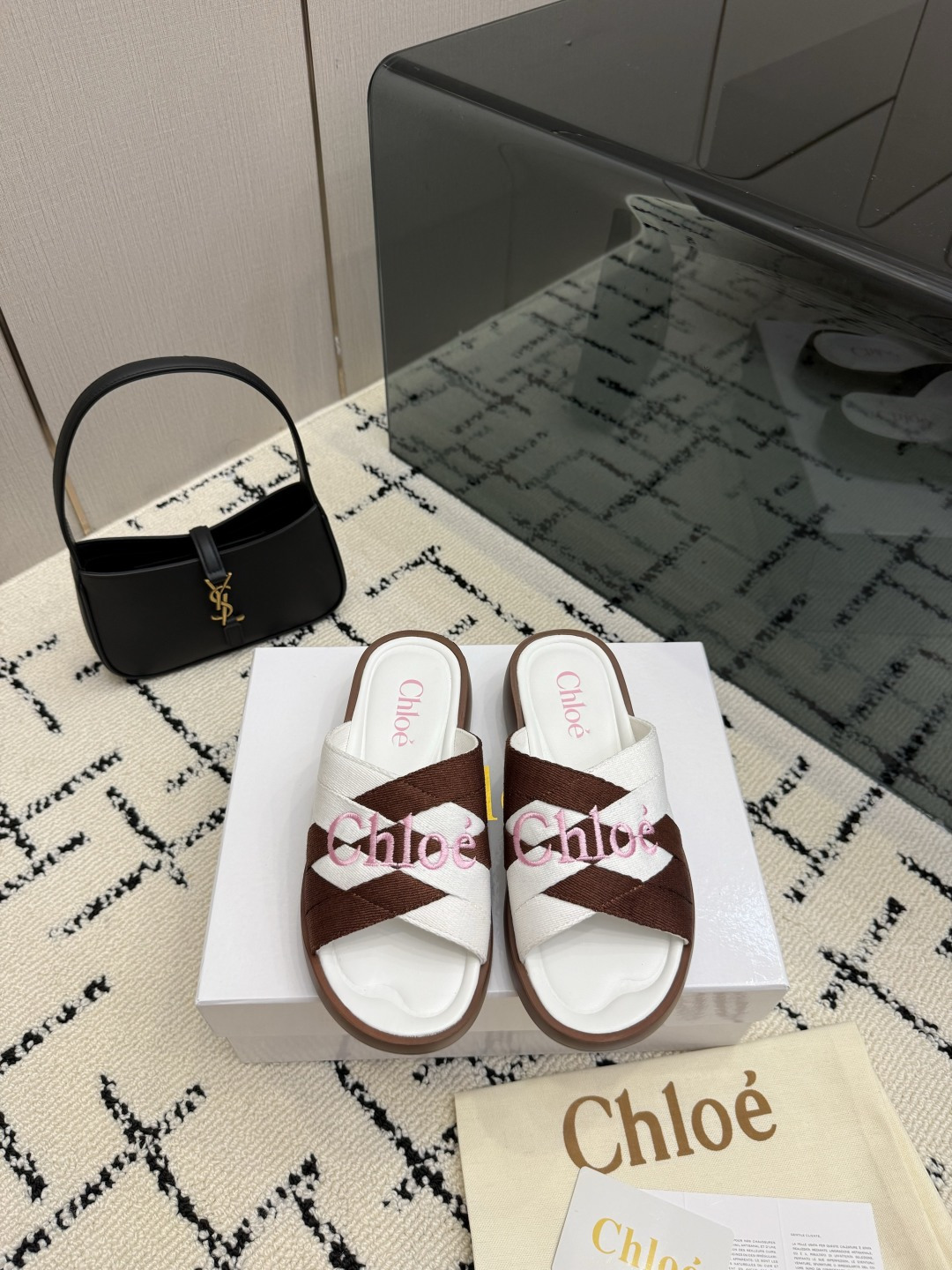 NO:903387,Chloe's latest electric embroidered slippers have original private model high-density foam soles and artificial Goodyear, all positions are just right. All the craftsmanship is consistent with the original material. It is definitely a pair that is durable and durable and a must-have for walking in the world!  !  Versatile Korean version, standard size 35-40, super beautiful design, slippers, chloe, loewe, slippers19860909Chloe（克洛伊）最新的拖鞋电绣款 原版私模高密度发泡鞋底 人工固特异配上后所有的位置刚刚好 所有的工艺与材质原版一致 绝对是一双耐穿耐看行走江湖必备利器！！百搭韩版 码数35-40标准码,设计风格超级无敌美,拖鞋,chloe,loewe,slippers,Women's Shoes