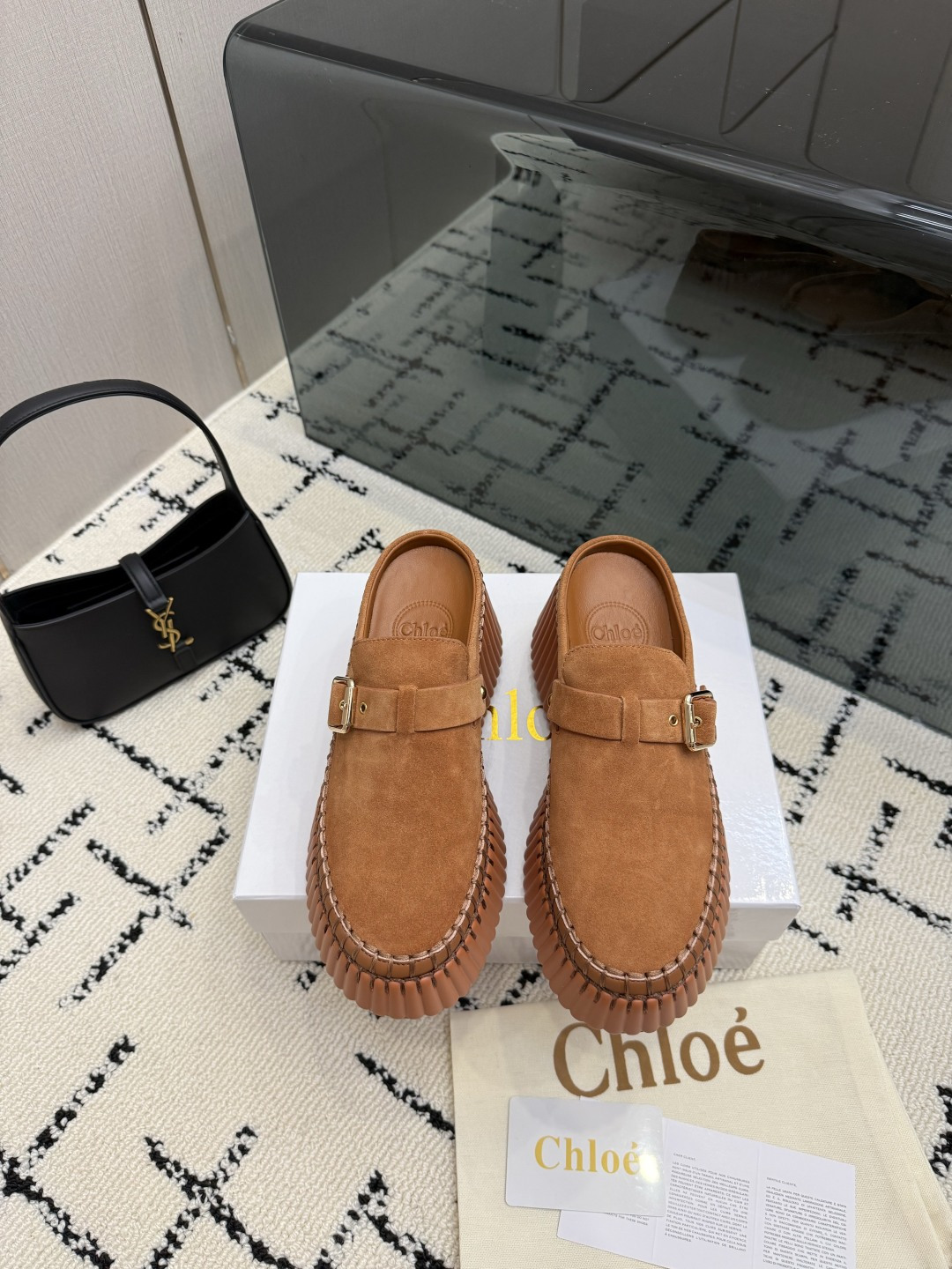 NO:903378,Chloe's latest sewing mark thread, original private model high-density foam soles, artificial Goodyear threading, all the positions are just right after matching, all the craftsmanship is consistent with the original material, it is definitely a pair of wear-resistant and durable, a must-have for walking in the world!  !  Versatile Korean version, standard size 35-40, fabric cowhide and tendon splicing design style is super beautiful, half drag, chloe, loewe, cowhide19860909Chloe（克洛伊）最新的缝马克线 原版私模高密度发泡鞋底 人工固特异手法穿线 配上后所有的位置刚刚好 所有的工艺与材质原版一致 绝对是一双耐穿耐看行走江湖必备利器！！百搭韩版 码数35-40标准码,面料牛皮牛筋拼接设计风格超级无敌美,半拖,chloe,loewe,cowhide,Women's Shoes