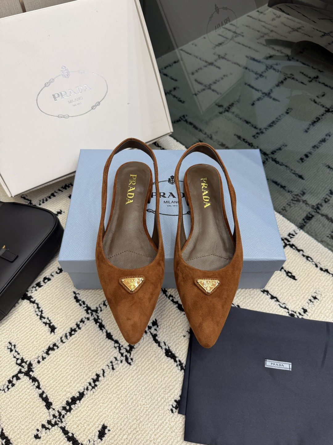 NO:903368,Top page Prada/Prada 26WF new spring and summer pointed toe empty back sandals and high heels. When the bright orange show sunlight penetrates the steel window, this pair of catwalk high heels comes out of the light. It deconstructs the established definition of elegance with 'constructed body'. The pointed toe design is more than just an ingenious idea to lengthen the legs. The back strap and bow details find a balance between hardness and softness. It breaks away from the inertial perception of 'comfort is luxury' but has the skin-friendly texture of sheepskin lining.  Realize the dual freedom of mind and body. From commuting suits to dinner dresses, it seamlessly adapts to multiple scenes, allowing women to switch between competence and femininity. Every time you step on the foot, the whisper of the metal logo and the ground is the resonance of pioneering design and daily functions. It is also the undefined confidence and edge of contemporary women. The fabric is made of original custom patent leather, and the inner tiptoes are all sheepskin. The genuine leather outsole imported from Italy  size35-39 (customized 40/41),sandals,prada,prada,sandals,high heels,skirts,business suit,sheepskin,sheep,Leather soles19860909顶版 Prada/普拉达26WF春夏新品尖头 后空凉鞋高跟鞋 当亮橙色秀场的阳光穿透钢窗 这双走秀高跟鞋踏光而来 以“构筑之躯” 解构优雅的既定定义 尖头设计不止是拉长腿型的巧思 后饰带与蝴蝶结细节在刚柔之间找到平衡. 它挣脱了“舒适即奢侈”的惯性认知 却以羊皮内里的亲肤质感 实现心灵与身体的双重自由. 从通勤西装到晚宴礼裙 它无缝适配多元场景 让女性在干练与柔美中自主切换. 每一次落脚都是金属徽标与地面的轻语 是先锋设计与日常功能的共鸣 更是当代女性不被定义的底气与锋芒. 面料采用原版定制漆皮,羊京 内里踮脚均为羊皮 意大利进口真皮大底 size35-39（40/41定制）,凉鞋,prada,prada,sandals,high heels,skirts,business suit,sheepskin,sheep,Leather soles,Women's Shoes