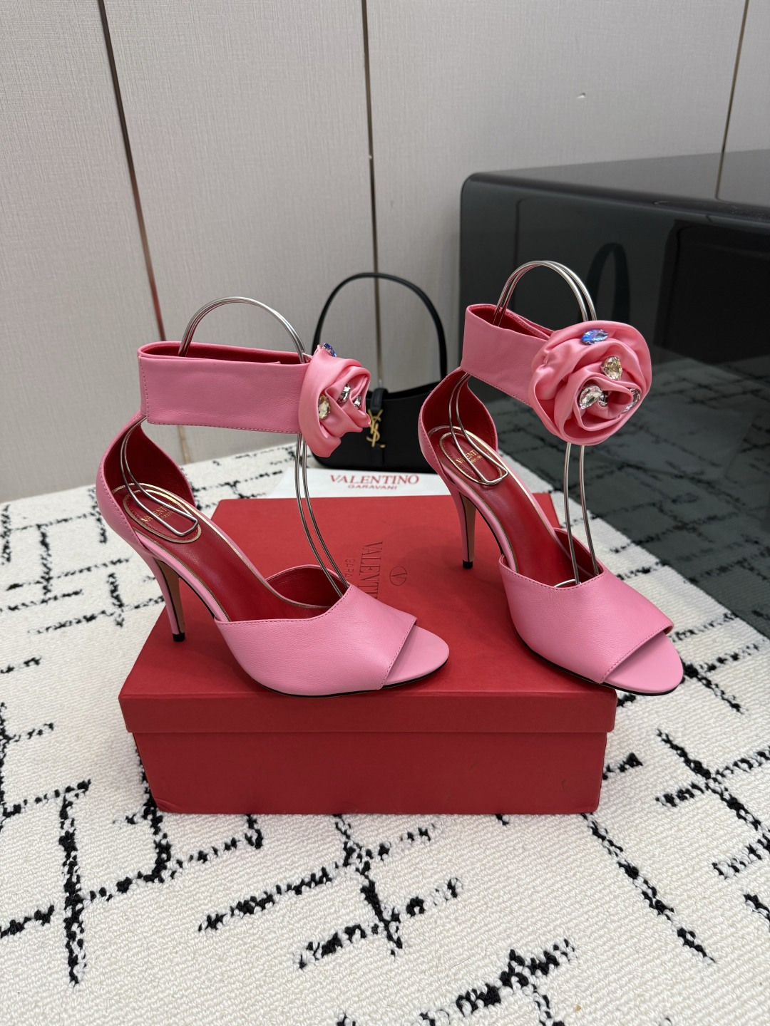 NO:905813,Valentino high-heeled rose love strap sandals. The beautiful texture is very easy to match and can be worn in any season. This series of Valentino interprets a new fashion charm. It continues the ultra-high heel design and is favored by well-known overseas bloggers. Millions of fan bloggers love it and sell it well at home and abroad. It is out of stock in China. The top version comes in candy color, every color is beautiful. The upper is cowhide. The lining is imported sheepskin. The sole is genuine leather. The heel height is 10.5cm. Packaging is complete with original packaging.  Sizes 35 to 42 (40, 41, 42 cannot be returned or exchanged), high heels and sandals, valentino, valentino, sandals, high heels, cowhide, sheepskin, Leather soles19860909Valentino 高跟玫瑰花爱心带子凉鞋 绝美的质感非常好搭配,任何季节可穿 华伦天奴此系列演绎全新时尚魅力 延续超高跟设计,深得海外知名博主青睐 千万粉丝博主倾情演绎,畅销海内外 国内已经断货,顶级版本 糖果色配色,每个颜色都是绝美 鞋面牛皮 内里进口羊皮 鞋底真皮大底 跟高10.5cm 包装全套原版包装 码数35一42码（40、41、42退不换）,高跟鞋凉鞋,valentino,valentino,sandals,high heels,cowhide,sheepskin,Leather soles,Women's Shoes