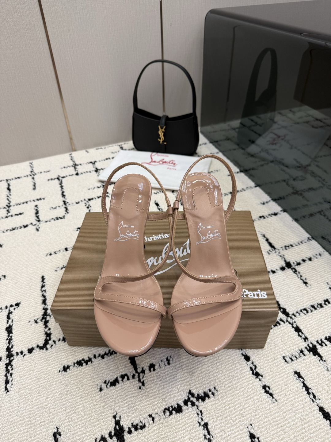 NO:903443,Christian Loubottin's new high-heeled shoes have their own high-end sense of high-heeled shoes. 26 The latest red-soled shoes are ordinary wherever you put them, but once you put them on, they are amazing!  CL's red-soled shoes have fascinated many people. They are silently sexy and the sparkling rhinestones make them look like fairies. Who can resist a pair of romantic and atmospheric high heels!  Imported patent leather upper, sheepskin foot pads, genuine leather outsole, heel height 12cm, water platform 2cm, size 35~39 (40.41.42 custom-made, non-returnable and non-exchangeable), christian louboutin, bottega veneta, high heels, sheepskin, Leather soles19860909Christian Loubottin 新款高跟鞋 自带高级感高跟鞋 26最新款红底鞋 放在哪里平平无奇,一上脚绝了！CL的红底鞋让很多人痴迷,无言的性感,亮闪闪的水钻妥妥的仙女本仙,谁能拒绝一双浪漫又有氛围感的高跟鞋！ 鞋面进口漆皮 垫脚羊皮 大底真皮大底 跟高12cm,水台2cm 码数35~39（40.41.42定做不退不换）,,christian louboutin,bottega veneta,high heels,sheepskin,Leather soles,Women's Shoes