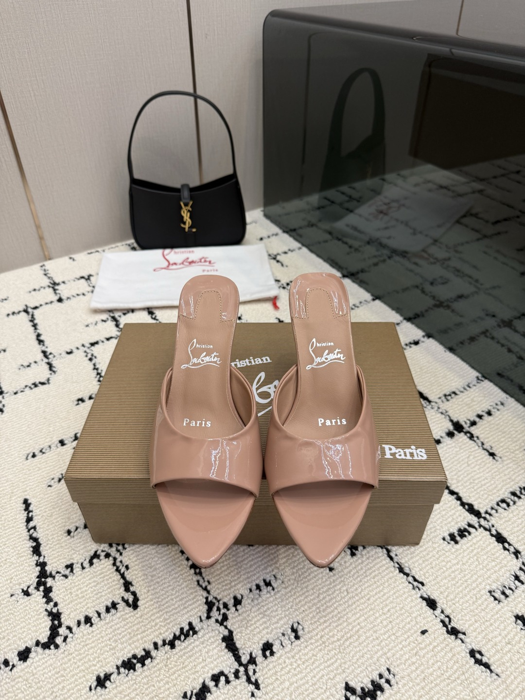 NO:903420,Christian Loubottin's new high-heeled shoes have their own high-end sense of high-heeled shoes. 26 The latest red-soled shoes are ordinary wherever you put them, but once you put them on, they are amazing!  CL's red-soled shoes have fascinated many people. They are silently sexy and the sparkling rhinestones make them look like fairies. Who can resist a pair of romantic and atmospheric high heels!  Imported patent leather upper, sheepskin foot pads, genuine leather outsole, heel height 8cm, size 35~39 (40.41.42 custom made, non-returnable, non-exchangeable), high heels and slippers, christian louboutin, bottega veneta, high heels, slippers, sheepskin, Leather soles19860909Christian Loubottin 新款高跟鞋 自带高级感高跟鞋 26最新款红底鞋 放在哪里平平无奇,一上脚绝了！CL的红底鞋让很多人痴迷,无言的性感,亮闪闪的水钻妥妥的仙女本仙,谁能拒绝一双浪漫又有氛围感的高跟鞋！ 鞋面进口漆皮 垫脚羊皮 大底真皮大底 跟高8cm 码数35~39（40.41.42定做不退不换）,高跟鞋拖鞋,christian louboutin,bottega veneta,high heels,slippers,sheepskin,Leather soles,Women's Shoes
