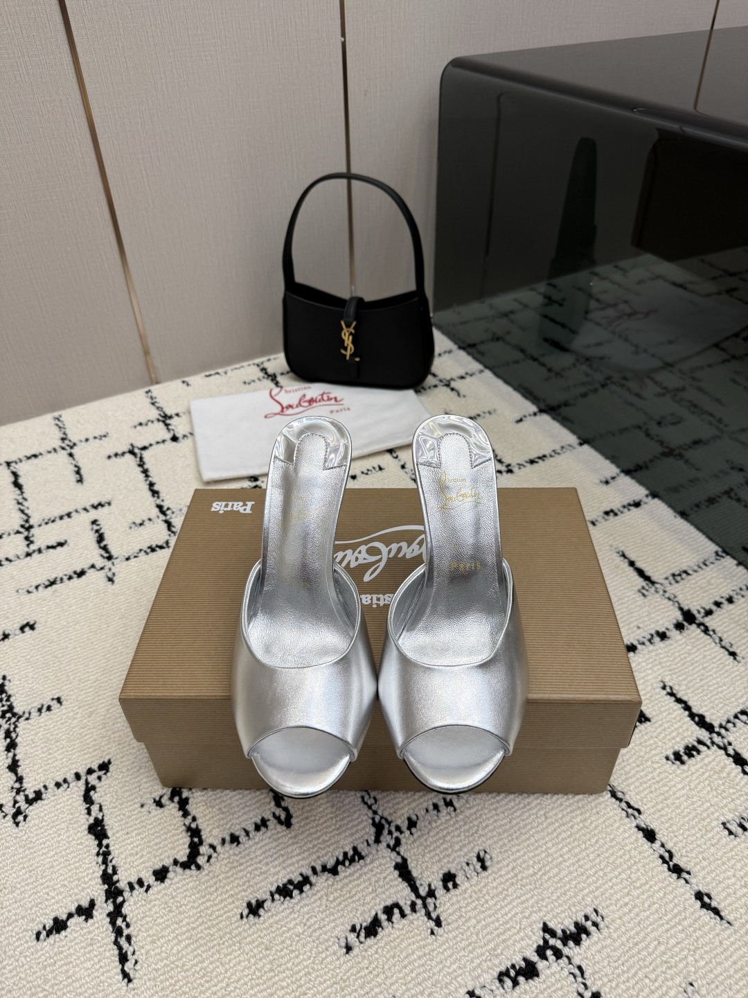 NO:903432,Christian Loubottin's new high-heeled shoes have their own high-end sense of high-heeled shoes. 26 The latest red-soled shoes are ordinary wherever you put them, but once you put them on, they are amazing!  CL's red-soled shoes have fascinated many people. They are silently sexy and the sparkling rhinestones make them look like fairies. Who can resist a pair of romantic and atmospheric high heels!  Imported patent leather upper, sheepskin foot pads, genuine leather outsole, heel height 10cm, size 35~39 (40.41.42 custom made, non-returnable, non-exchangeable), high heels and slippers, christian louboutin, bottega veneta, high heels, slippers, sheepskin, Leather soles19860909Christian Loubottin 新款高跟鞋 自带高级感高跟鞋 26最新款红底鞋 放在哪里平平无奇,一上脚绝了！CL的红底鞋让很多人痴迷,无言的性感,亮闪闪的水钻妥妥的仙女本仙,谁能拒绝一双浪漫又有氛围感的高跟鞋！ 鞋面进口漆皮 垫脚羊皮 大底真皮大底 跟高10cm 码数35~39（40.41.42定做不退不换）,高跟鞋拖鞋,christian louboutin,bottega veneta,high heels,slippers,sheepskin,Leather soles,Women's Shoes