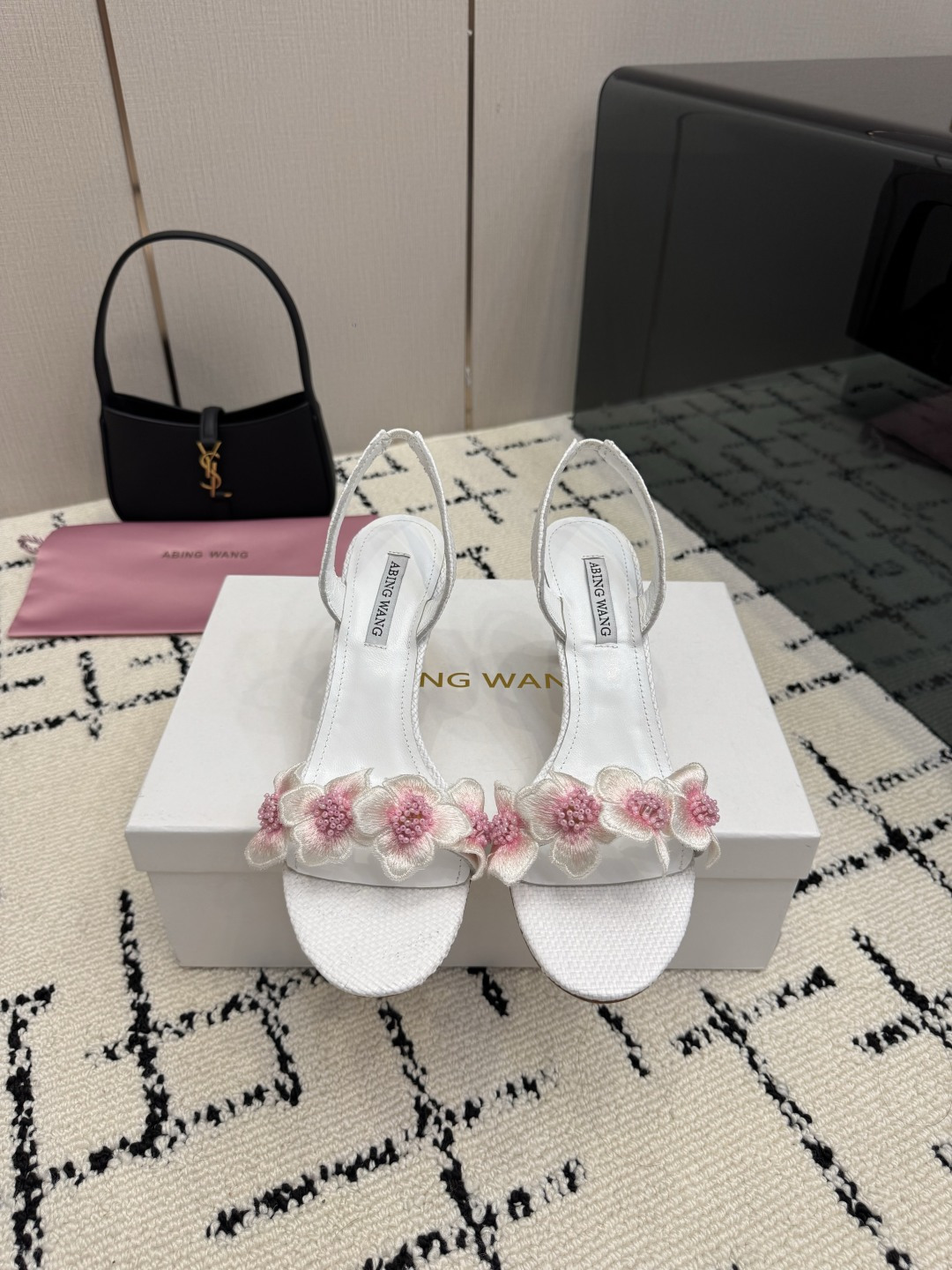 NO:903411,The popular ABING WANG high-heeled shoes have launched this charming single product. Beautiful torture tools, made of dignified and elegant pointed toe shoes with deep shoe openings. Genuine leather soles and linen uppers. Size 35-43 (40.41, 42, 43 need to be customized), sandals, sandals, high heels, Leather soles19860909爆款ABING WANG高跟鞋 推出了这款散发着迷人魅力的单品.美丽刑具,制作于设有深鞋口的尖头鞋身端庄典雅. 鞋底真皮大底 鞋面麻料 码数35-43(40.41,42,43需定做),凉鞋,sandals,high heels,Leather soles,Women's Shoes