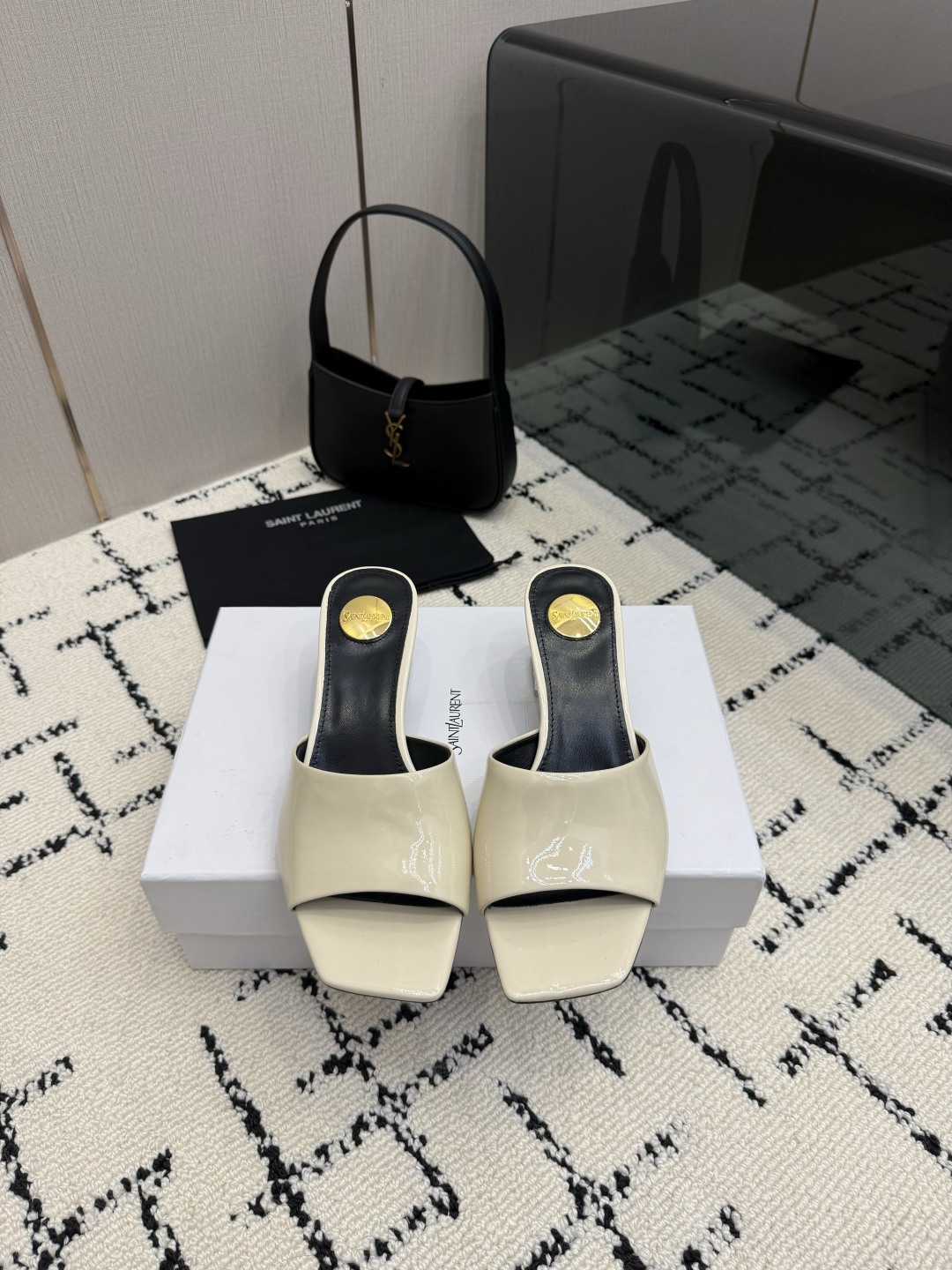 NO:905749,Saint Laurent/Saint Laurent 26WF new product one-line square toe thick heel slippers with transparent heel. The square toe silhouette is neat and high-end. The transparent thick heel is stable and tall. The sheepskin lining is soft and elastic, and the upper foot can straighten the leg line in seconds. It can create a French atmosphere casually. It is suitable for daily commuting and dating. It has a cool and noble feeling. The rhombus pattern insole is comfortable and easy to hold the relaxed style. It looks great with a long denim skirt. There is sophistication hidden in laziness.  The thick heel is stable and does not tire your feet when worn for a long time. It is easy to walk without grinding your feet and is comfortable. Just step on it when you go out in summer. It is a good news for lazy people. The Italian craftsmanship is full of texture. It is low-key and hides the high-end texture. It is really hard not to fall in love with this pair. You will definitely not make any mistakes when you buy it. It is a perfect summer shoe wardrobe. It is a treasure that looks good on anyone who wears it!  The fabric is made of original customized leather, and the lining is made of sheepskin. Italian imported genuine leather outsole size 35-39 (customized 40/41) No. 80120260702, slippers, saint laurent, saint laurent, slippers, skirts, sheepskin, Leather soles19860909Saint Laurent /圣罗兰26WF新品 一字带透明跟方头粗跟拖鞋 方头廓形利落又高级 透明粗跟稳当显高 羊皮内里软而弹 上脚秒拉腿部线条 随性踩出法式氛围 日常通勤约会都适配 清冷贵气感拉满 菱格纹鞋垫贴脚舒适 轻松拿捏松弛格调 配牛仔长裙都超有范 慵懒中藏着精致 粗跟稳当久穿不累脚 不磨脚好走又舒服 夏日出门踩上就出发 懒人穿搭真福音 意式匠心做工质感满 低调藏着高级质感 这双真的很难不心动 入手绝对不踩雷 妥妥的夏日鞋柜本命款 谁穿谁好看的宝藏款！ 面料采用原版定制皮料 内里踮脚均为羊皮 意大利进口真皮大底 size35-39（40/41定制） 编号80120260702,拖鞋,saint laurent,saint laurent,slippers,skirts,sheepskin,Leather soles,Women's Shoes