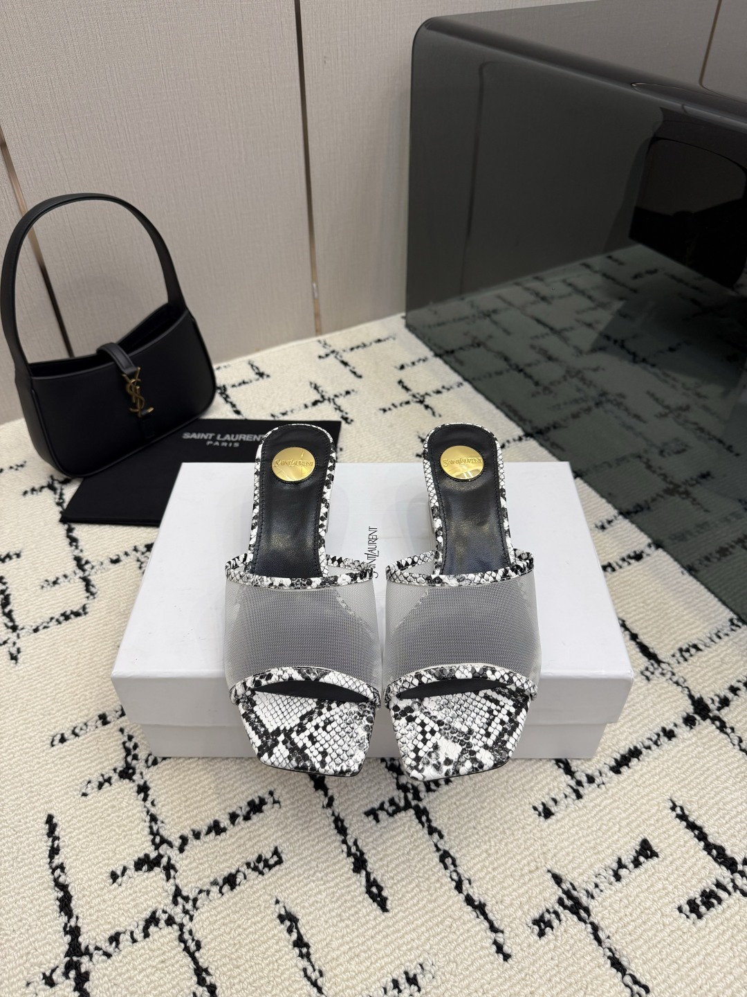NO:905755,Saint Laurent/Saint Laurent 26WF new product One-line mesh transparent heel square toe thick heel slippers. The mesh gauze reveals a clear and breathable feeling. The one-line strap is neatly cut and makes the feet slim. The square toe silhouette has a retro texture. The transparent thick heel invisiblely lengthens the leg line. The upper foot has a relaxed and noble feeling. The sheepskin rhombus foot pad is soft and skin-friendly. It is light on the feet in summer and not sweaty. Suitable for commuting and dating. Paired with a long denim skirt to create a full atmosphere. Cool and high-end directly welded to death.  The thick heel is stable for long walks without tiring the feet. Lazy people love it with one kick. The Italian craftsmanship is super exquisite. It is low-key and hides the exclusive style of big brands. It is a must-have treasure in the summer shoe cabinet. It is so comfortable that you don’t want to take it off. It is a fairy style that looks good on anyone who wears it!  The fabric is made of original customized material. The lining and toes are made of sheepskin. The genuine leather outsole imported from Italy is size 35-39 (customized 40/41). No. 80120260702, slippers, saint laurent, saint laurent, slippers, skirts, sheepskin, Leather soles19860909Saint Laurent /圣罗兰26WF新品 一字带网面透明跟方头粗跟拖鞋 织网纱透出清透呼吸感 一字带利落剪裁超显脚瘦 方头廓形复古质感拉满 透明粗跟隐形拉长腿线 上脚自带松弛贵气感 羊皮菱格垫脚软弹亲肤 夏日上脚轻盈不闷汗 通勤约会全都适配 配牛仔长裙氛围感拉满 清冷高级直接焊死 粗跟稳当久走不累脚 一脚蹬懒人超爱 意式匠心做工超精致 低调藏着大牌专属格调 夏日鞋柜必入宝藏款 上脚舒服到不想脱下 谁穿谁好看的神仙款！ 面料采用原版定制材质 内里踮脚均为羊皮 意大利进口真皮大底 size35-39（40/41定制） 编号80120260702,拖鞋,saint laurent,saint laurent,slippers,skirts,sheepskin,Leather soles,Women's Shoes