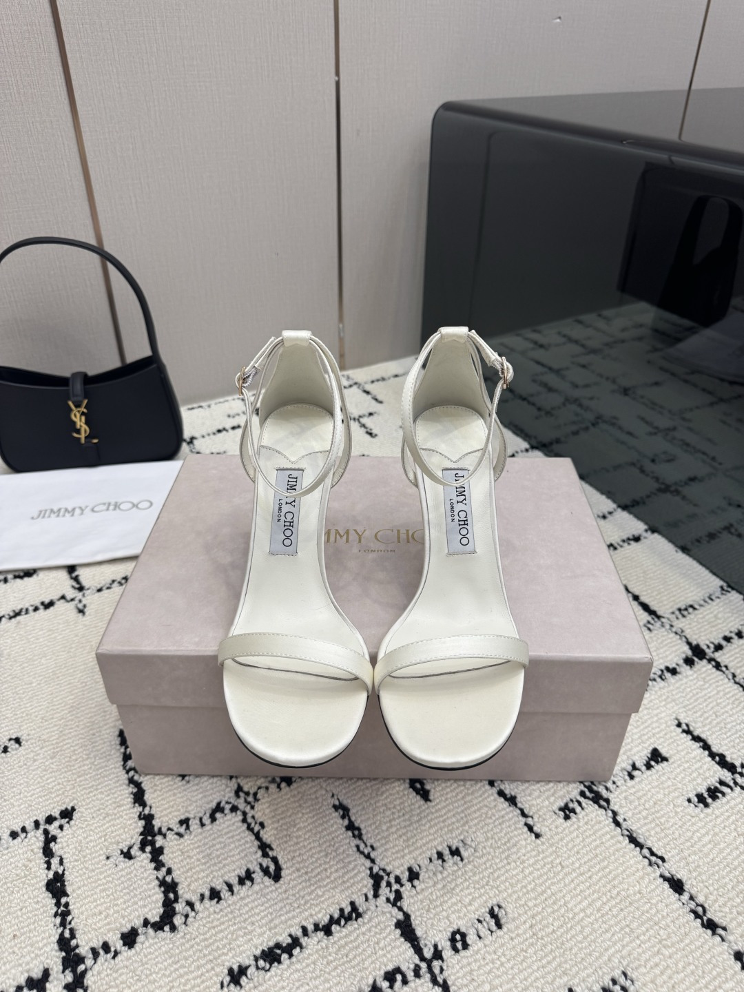 NO:905807,Jimmy Choo/Jimmy Choo JC26WF new high-heeled shoes Jimmy Choo spring and summer fairy shoes. The pointed toe quietly lengthens the calf line. The flat bottom is not tired when you walk all day long. The shoe body is as light as stepping on clouds. Paired with a gauze skirt, it is the white moonlight in the world. Pair it with a suit and become an intellectual lady in an instant. It can be easily controlled on dates and commutes. The details are full of high-end texture. They are the pair of fairy shoes missing in the shoe cabinet. They have a gentle atmosphere when they are worn. You will never go wrong when you close your eyes. The fabric is made of original custom-made Yangjing material.  The inner tiptoe is made of sheepskin, Italian imported genuine leather outsole size 34-39 (34/40/41/42 customized), high heels and sandals, jimmy choo, jimmy choo, sandals, high heels, skirts, business suit, sheepskin, sheep, Leather soles19860909Jimmy Choo/吉米周JC26WF新品 高跟鞋 吉米周春夏仙女本命鞋 尖头悄悄拉长小腿线条 平底暴走一整天都不累 鞋身轻盈得像踩云朵 配纱裙是人间白月光 搭西装秒变知性大小姐 约会通勤都能轻松驾驭 细节拉满高级质感 是鞋柜里缺的那双仙鞋 穿上自带温柔氛围感 闭眼入绝对不会出错 面料采用原版定制材质羊京 内里踮脚均为羊皮 意大利进口真皮大底 size34-39（34/40/41/42定制）,高跟鞋凉鞋,jimmy choo,jimmy choo,sandals,high heels,skirts,business suit,sheepskin,sheep,Leather soles,Women's Shoes