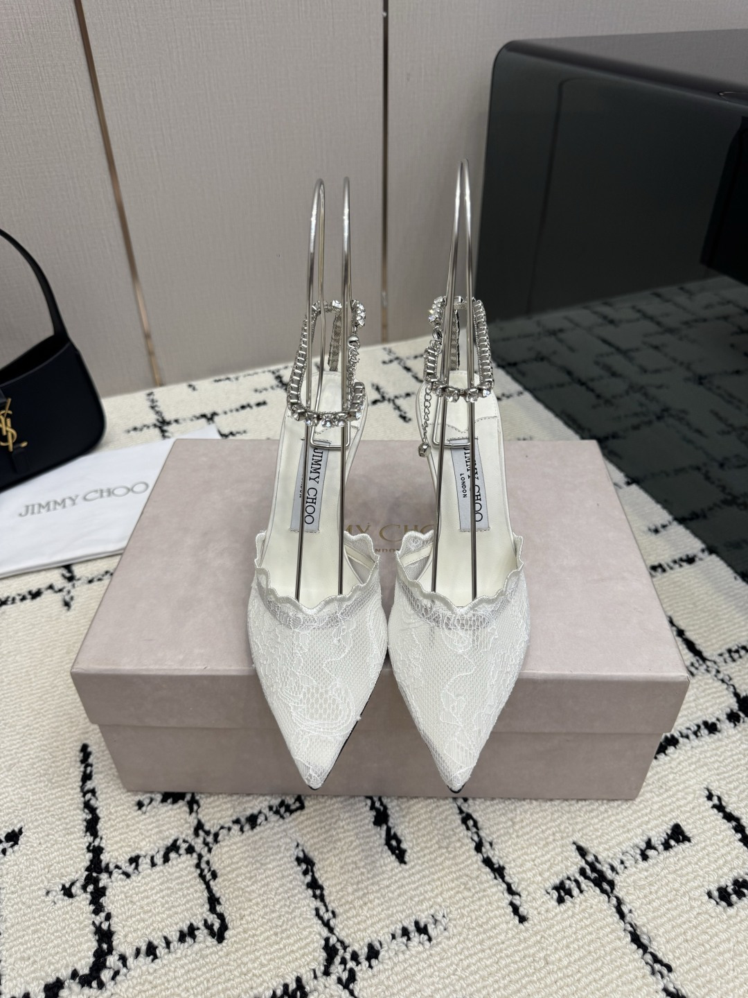 NO:905742,Jimmy Choo/Jimmy Choo JC26WF new high-heeled shoes Jimmy Choo spring and summer fairy shoes. The pointed toe quietly elongates the calf line. The flat bottom is not tired all day long. The shoe body is as light as stepping on clouds. Paired with a gauze skirt, it is the white moonlight in the world. Wear it with a suit and become an intellectual lady. It can be easily controlled on dates and commutes. The details are full of high-end texture. They are the pair of fairy shoes missing in the shoe cabinet. Wearing them has a gentle atmosphere. This year's most exciting sandals can never go wrong if you close your eyes.  The fabric is made of original custom-made lace, and the lining is made of sheepskin. The genuine leather outsole imported from Italy is size 34-39 (34/40/41/customized), high heels and sandals, jimmy choo, jimmy choo, sandals, high heels, skirts, business suit, sheepskin, Leather soles19860909Jimmy Choo/吉米周JC26WF新品 高跟鞋 吉米周春夏仙女本命鞋 尖头悄悄拉长小腿线条 平底暴走一整天都不累 鞋身轻盈得像踩云朵 配纱裙是人间白月光 搭西装秒变知性大小姐 约会通勤都能轻松驾驭 细节拉满高级质感 是鞋柜里缺的那双仙鞋 穿上自带温柔氛围感 今年最心动的凉鞋 闭眼入绝对不会出错 面料采用原版定制材蕾丝 内里踮脚均为羊皮 意大利进口真皮大底 size34-39（34/40/41/定制）,高跟鞋凉鞋,jimmy choo,jimmy choo,sandals,high heels,skirts,business suit,sheepskin,Leather soles,Women's Shoes