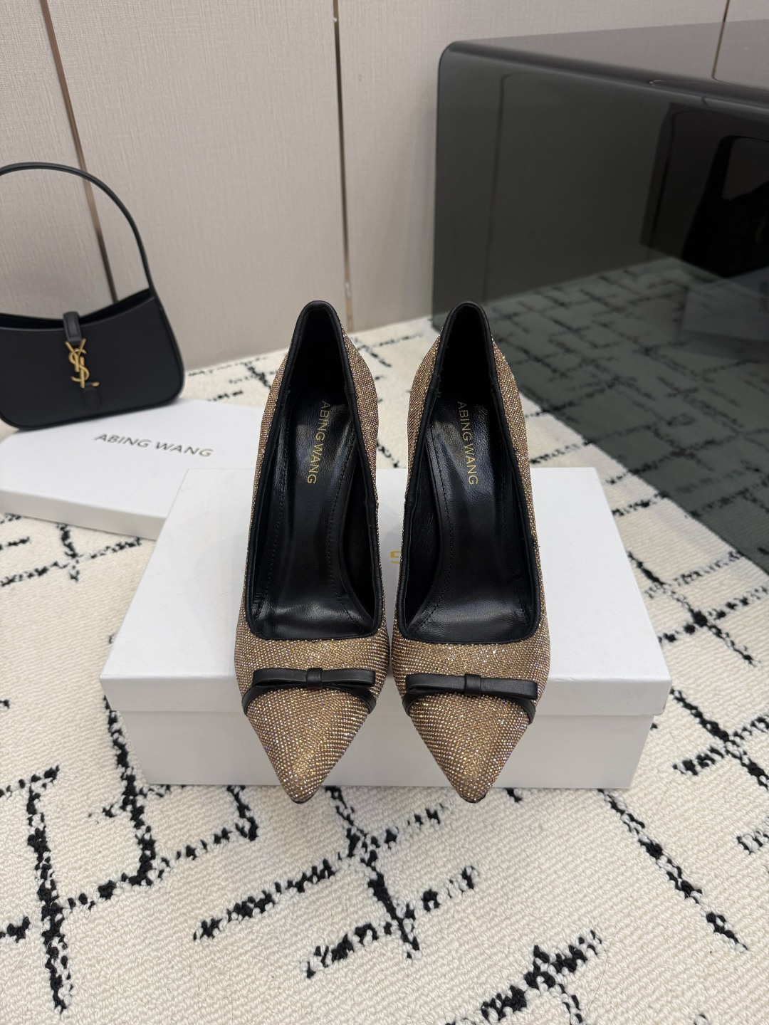 NO:905798,The popular ABING WANG high-heeled shoes have launched this charming item. Beautiful torture tools, made of dignified and elegant pointed toe shoes with deep shoe openings. Genuine leather soles, hollow rhinestones on the uppers, 10cm heel height, sizes 35-43 (40.41, 42, 43 need to be customized), high heels, high heels, Leather soles19860909爆款ABING WANG高跟鞋 推出了这款散发着迷人魅力的单品.美丽刑具,制作于设有深鞋口的尖头鞋身端庄典雅. 鞋底真皮大底 鞋面镂空水钻 跟高10cm 码数35-43(40.41,42,43需定做),高跟鞋单鞋,high heels,Leather soles,Women's Shoes