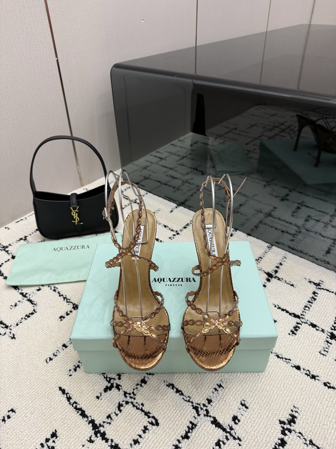 NO:905789,Flat high heels Aquazzura2026 new sandals classic version upgraded model purchasing quality!  !  !  Original development!  !  !  Swarovski rhinestone round-toe high-heeled sandals are like fairy shoes from a fairy tale. The Swarovski rhinestones are dazzling, like stars inlaid on them, each one exuding dreamy light. The round-toe design highlights elegance, and the high heels give a confident style. Wearing these, it feels like flowers are growing under your feet, and every step is fragrant, and you can enjoy the ultimate romance and luxury. 2273-1 _______________________ * Full package. * Original custom-made upper fabric *  Lining Sheepskin * Sole Italian leather outsole * Heel height 10.5cm * Size: 35-43 (40 41 42 43 is custom-made and non-returnable), sandals, sandals, sheepskin, Leather soles19860909平底 高跟 Aquazzura2026新款凉鞋 经典版升级款 代购品质！！！ 原版开发！！！ 施华洛奇水钻圆头高跟凉鞋,宛如从童话中走来的仙履.施华洛奇水钻璀璨耀眼,如同繁星点点镶嵌其上,每一颗都散发着梦幻的光芒.圆头设计凸显优雅,高跟赋予自信风采.穿上它,仿佛脚下生花,步步生香,尽享极致的浪漫与奢.2273-1 _____________________________ * 全套包装. * 鞋面原版定制面料 * 衬里 羊皮 * 鞋底 意大利真皮大底 * 跟高 10.5cm * 码数: 35－43（40 41 42 43定做不退换）,凉鞋,sandals,sheepskin,Leather soles,Women's Shoes