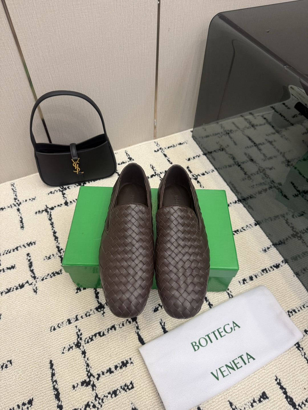 NO:905782,Women's Men's BV Men's and women's Sunday slippers Single shoes 8mm & 20mm Customized molds Double specifications hand-woven Genuine leather hand-woven BV Knot series Black calfskin This classic style is simply bv's latest ceiling Versatile Simple piece of leather with 15mm strips Hand-woven High-end and comfortable The fabric is made of high-quality calfskin The foot-padded sheepskin lining is comfortable and high-end The outsole is made of Italian leather outsole & injection molded rubber technology Uses light dyeing technology  Comparing with the standard, the original packaging is used. The shoe bag uses the glue printing logo process. The most high-end in the market. Hot melt adhesive is used to shape the toe and heel. It is easy to rebound and does not deform. The upper stitching is made by an Italian computer sewing machine. The workmanship is fine. Original packaging. Women's 35 36 37 38 39 40 41 Men's 38 39 40 41 42 43 44 45 (Female 40 41  Customized male 38 45 46 47 (customized) (46 4730 customized), single shoes, bottega veneta, cowhide, sheepskin, Leather soles19860909女款男款 BV 男女款 Sunday便鞋 单鞋 8 毫米级&20 毫米级 定制模具 双规格手工编织而成 真皮手工编织 BV Knot系列 黑色 小牛皮 这款经典款 简直bv最新天花板啦 百搭  简约一块皮15 毫米抽条  手工编织而成 高档舒适 面料选用优质小牛皮 垫脚羊皮内里舒适高端 大底选用意大利真皮大底&注塑橡胶工艺 运用轻染工艺 对标对版 选用原版包装 鞋子布袋采用印胶logo工艺 市场最高端 采用热熔胶定型鞋头 后跟 易回弹不变形  鞋面车线选用意大利电脑针车 做工精细 原版包装  女款 35 36 37 38 39 40 41 男款 38 39 40 41 42 43 44 45（女40 41 定制 男38 45 46 47 定制）（46 4730定制）,单鞋,bottega veneta,cowhide,sheepskin,Leather soles,Women's Shoes