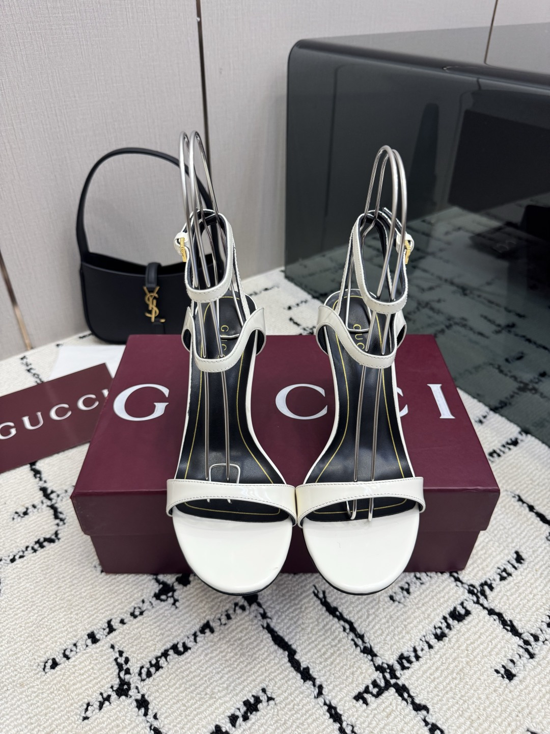 NO:905770,Gucci Golden Bamboo Heel New Product Series Roman Sandals Heel Height 7.5cm Premium Packaging GUCCI Gentle Medium Light Open Beads Calf Leather Made in Italy Genuine Leather Outsole Stylish Brand LOGO, Highly Recognizable Various Products Are Competing for Brands and Will Launch Super Series Heels First and Later GUCCI Isn’t Gucci Lagging behind at the Paris Fashion Show?  This series demonstrates new fashion charm and continues the ultra-high heel design. It has won the favor of well-known overseas bloggers and millions of fan bloggers. It is sold well at home and abroad and is out of stock in China. The top version is in candy color. Each color is absolutely beautiful. Color options are available. It adopts one-piece molding and combination technology. The fabric is open edge beads. Medium gloss calfskin. Comfortable lambskin lining. Outsole. Italian genuine leather outsole. Heel wrap leather technology. Matched with gilt bamboo heels. Size: 35 36 37 38 39  40 41 42 (40 41 42 order) (40 41 42 customized) Packaging: GUCCI full set of original packaging, high heels and sandals, gucci, sandals, high heels, cowhide, sheepskin, Leather soles19860909Gucci 金色竹节跟 新品系列 罗马凉鞋 跟高 7.5cm 精品包装 GUCCI  温柔中光开边珠 小牛皮 意大利制造 真皮大底  时尚的品牌LOGO持加,具有超辨高识度各品大争牌恐先推后出超系跟高列GUCCI不也落伍 Guccl巴黎时装秀场款 此系列演绎全新时尚魅力延续超高跟设计,深得海外知名博主青睐千万粉丝博主倾情演绎,畅销海内外国内已经断货,顶级版本糖果色配色,每个颜色都是绝美知知,颜色供选 采用一体成型 组合工艺 面料开边珠 中光小牛皮 内里舒适小羊皮 大底意大利真皮大底 鞋跟包面皮工艺 搭配鎏金竹节跟 码数: 35 36 37 38 39 40 41 42 (40 41 42订) （40 41 42 定做） 包装:GUCCI全套原包版装,高跟鞋凉鞋,gucci,sandals,high heels,cowhide,sheepskin,Leather soles,Women's Shoes