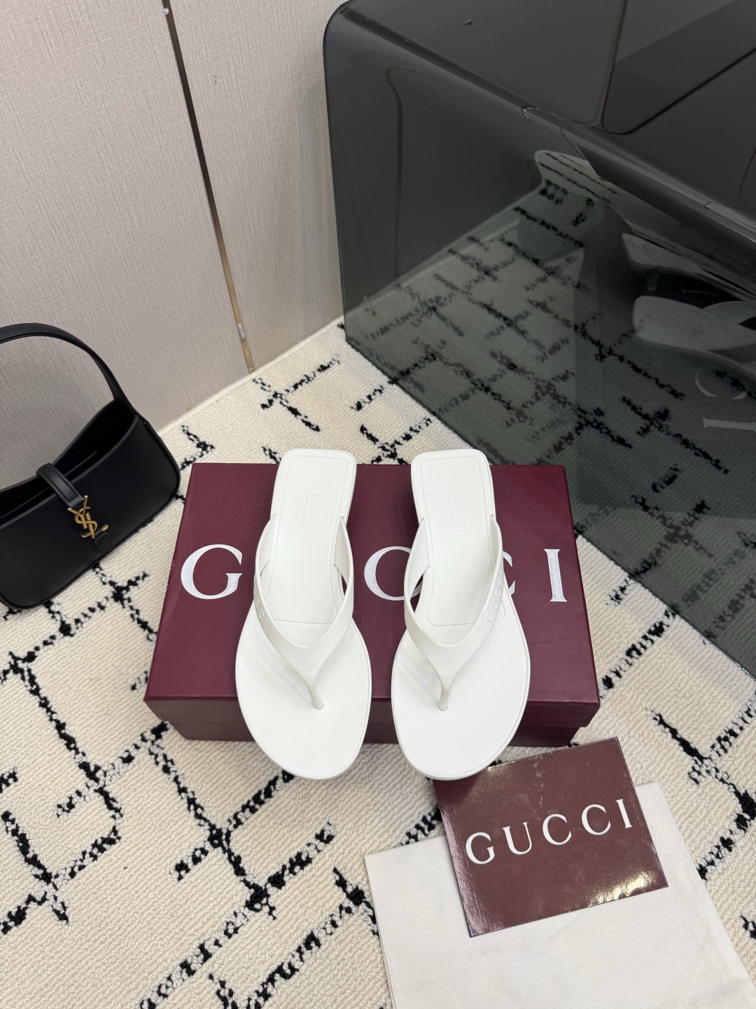 NO:905763,Gucci side logo One-piece mid-heel flip-flops Premium packaging GUCCI Light rose red One-piece outsole Made in Italy Stylish brand LOGO with super recognition and high recognition Various brands are competing for brands, and super series and high-end series GUCCI is not behind the times Gucci Paris fashion show model  This series interprets the new fashion charm and continues the ultra-high heel design. It has won the favor of well-known overseas bloggers and is loved by tens of millions of fans. It is sold well at home and abroad and is out of stock in China. The top version is in candy color. Each color is absolutely beautiful. The colors are optional. It adopts one-piece molding and combination technology. TPU material. Code number: 35 36 37 38 39 40 41 42 (40 41 42 customized) (40 41 42 customized)  Packaging: GUCCI full set of original packaging, split-toe shoes, gucci19860909Gucci 侧logo 一体成型中跟人字拖 精品包装 GUCCI  浅玫红色 一体成型大底意大利制造 时尚的品牌LOGO持加,具有超辨高识度各品大争牌恐先推后出超系跟高列GUCCI不也落伍 Guccl巴黎时装秀场款 此系列演绎全新时尚魅力延续超高跟设计,深得海外知名博主青睐千万粉丝博主倾情演绎,畅销海内外国内已经断货,顶级版本糖果色配色,每个颜色都是绝美知知,颜色供选 采用一体成型 组合工艺 TPU材质 码数: 35 36 37 38 39 40 41 42 (40 41 42订) （40 41 42 定做） 包装:GUCCI全套原包版装,分趾鞋,gucci,Women's Shoes