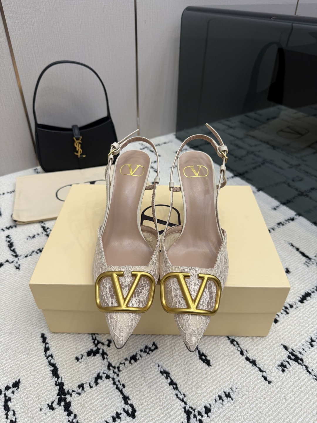 NO:905756,[Valentin*] Warren large V-buckle sandals, the latest series of the counter, the highest version. The gilt buckle stone pattern series released by V family this time can be said to be very popular. It abandons the usual rivet elements and simplifies the complexity. It is more refined and durable. Copy the original 11 copies. The upper foot is very pedicure type. The key point is that it is very good and easy to control. It does not grind the feet and does not tire the feet. It is a walking artifact. The last shape is completely compared to the counter. The details are perfect. Without the original version, it would not be so exquisite!  (Note! The heel shape and height are exclusively molded according to the original version and are not replaced randomly by the market.) The color and texture of the fasteners are consistent with the original version. Note that the leather outsole is also made into wood grain strips according to the original version. Size 35-39 (40, 41. Sizes are non-returnable and non-exchangeable). Heel height 8.5cm, high heels and sandals, valentino, valentino, sandals, high heels, Leather soles19860909【Valentin*】华伦大V扣凉鞋,专柜最新系列 最高版本 V家这次出的鎏金扣石头纹系列可以说是非常火爆了 抛弃了一贯的铆钉元素 化繁为简 更加精致耐看按正品11复制 上脚非常修脚型 重点是很好非常好驾驭 不磨脚不累脚 行走神器,楦型完全对比专柜 细节完美 没有原版是做不出这样精致！（注！鞋跟型及高度是按原版独家开模具,不是市场随意代替）扣件颜色与质感与原版一致,注意真皮大底也按照原版做出木纹条状 码数35-39（40、41.码不退不换） 跟高8.5cm,高跟鞋凉鞋,valentino,valentino,sandals,high heels,Leather soles,Women's Shoes