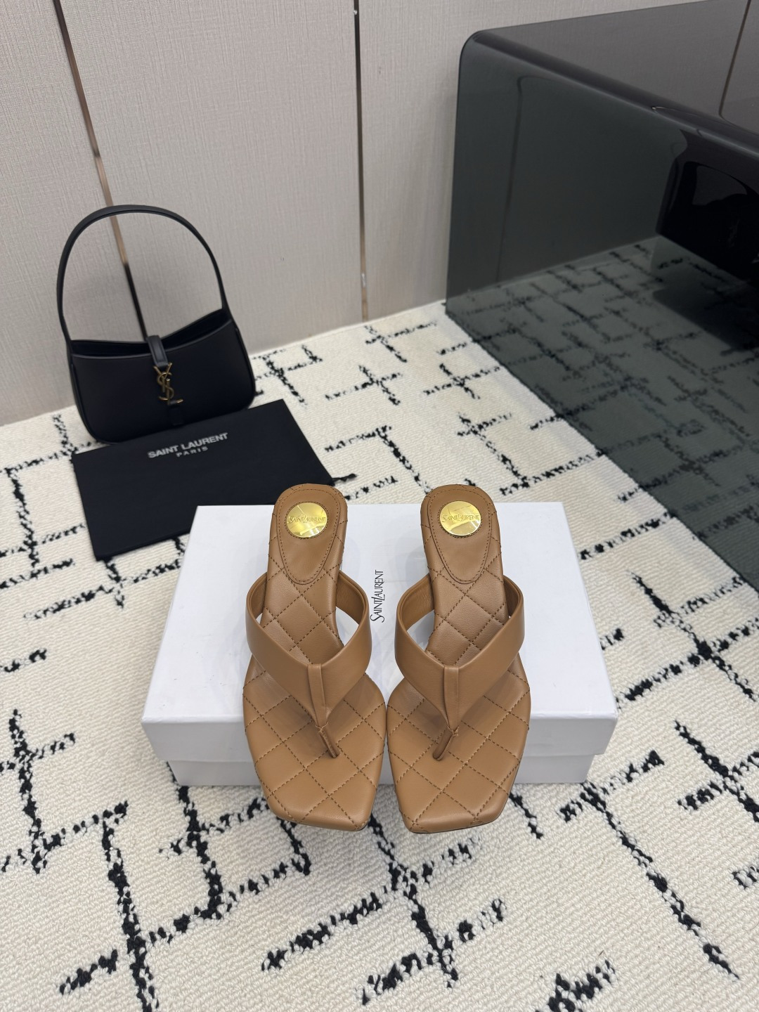 NO:905743,Saint Laurent/Saint Laurent 26WF new product transparent heel flip-flops with thick heel and square toe flip-flops. The square toe flip-flop outlines the slender foot shape. The transparent thick heel invisiblely lengthens the leg line. Stepping out gives a French casual and relaxed feeling. The lambskin foot pad is soft and elastic and does not wear the toes. It is refreshing and unburdened in summer. Paired with denim shorts, the atmosphere is full. The cool and noble feeling is directly welded to death. The thick heel is stable and does not tire your feet after walking for a long time. It is super worry-free for lazy people to just step out.  Full of Italian craftsmanship and texture, low-key and high-end style from big brands, fully suitable for commuting to the beach and dating, the ultimate treasure of the summer shoe cabinet, so comfortable on the feet that you don’t want to take it off, a fairy style that looks good on anyone who wears it!  The fabric is made of original customized leather, and the lining is made of sheepskin. Italian imported genuine leather outsole size 35-39 (customized 40/41) No. 80120260702, split-toe shoes, saint laurent, saint laurent, slippers, shorts, sheepskin, Leather soles19860909Saint Laurent /圣罗兰26WF新品 透明跟夹脚粗跟方头人字拖鞋 方头夹脚勾勒纤细脚型 透明粗跟隐形拉长腿线 踩出法式随性松弛感 小羊皮垫脚软弹不磨趾 夏日上脚清爽无负担 搭牛仔短裤氛围感拉满 清冷贵气感直接焊死 粗跟稳当久走也不累脚 懒人一脚蹬出门超省心 意式匠心质感拉满 低调拿捏大牌高级范 沙滩通勤约会全适配 夏日鞋柜本命宝藏款 上脚舒服到不想脱下 谁穿谁好看的神仙款！ 面料采用原版定制皮料 内里踮脚均为羊皮 意大利进口真皮大底 size35-39（40/41定制） 编号80120260702,分趾鞋,saint laurent,saint laurent,slippers,shorts,sheepskin,Leather soles,Women's Shoes