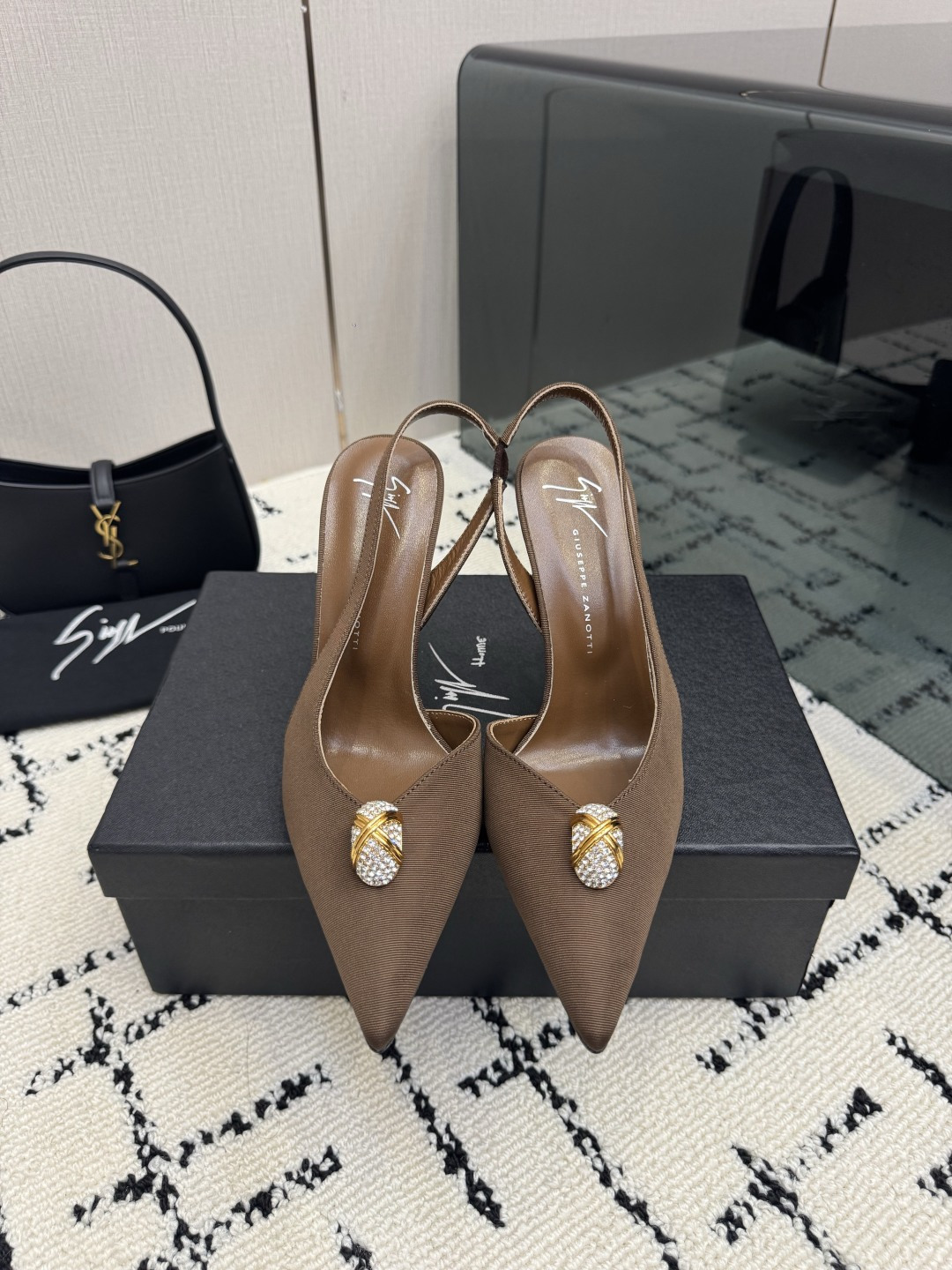 NO:905795,(Customized models are non-refundable) Giuseppe Zanott* sandals are made of satin, decorated with Swarovski crystals, emitting a hint of sparkle. The shoes are made of genuine leather, the soles and lining are open toes, satin uppers, genuine leather lining, genuine leather sole size. Heels: 10cm, size 35-42, high heels sandals, swarovski, sandals, high heels19860909(定做款不退换) Giuseppe Zanott*凉鞋采用缎布精制而成,饰绍:有施华洛世奇水晶,散发出一丝闪亮的光芒.该鞋款采用真皮 鞋底和衬里露趾穿上缎面鞋面真皮里料真皮鞋底尺寸 鞋跟: 10cm 码数35-42,高跟鞋凉鞋,swarovski,sandals,high heels,Women's Shoes