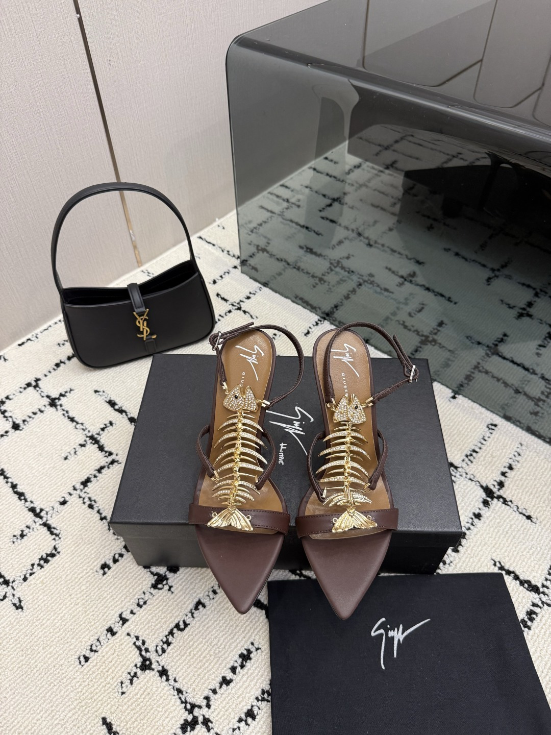 NO:905804,Giuseppe Zanotti fishbone sandals Giuseppe Zanotti THE SLIM fishbone sandals, black patent leather + silver fishbone crystal, full of artistic sense!  Pointed toe design + ergonomic sole, comfortable and fashionable to wear. 24 manual processes, ultra-fine details, high collection value, easy to control whether it is an evening dress or daily wear, elegant and personalized SIZE36-40 (41.42 order), high heels sandals, sandals, high heels19860909Giuseppe Zanotti 鱼骨凉鞋 Giuseppe Zanotti THE SLIM鱼骨凉鞋,黑色漆皮+银色鱼骨晶石,艺术感满满！尖头设计+人体工学鞋底,穿着舒适又时髦.24道手工工序,细节超精致,收藏价值高,无论晚礼服还是日常穿搭都能轻松驾驭,优雅个性兼具 SIZE36-40（41.42订）,高跟鞋凉鞋,sandals,high heels,Women's Shoes