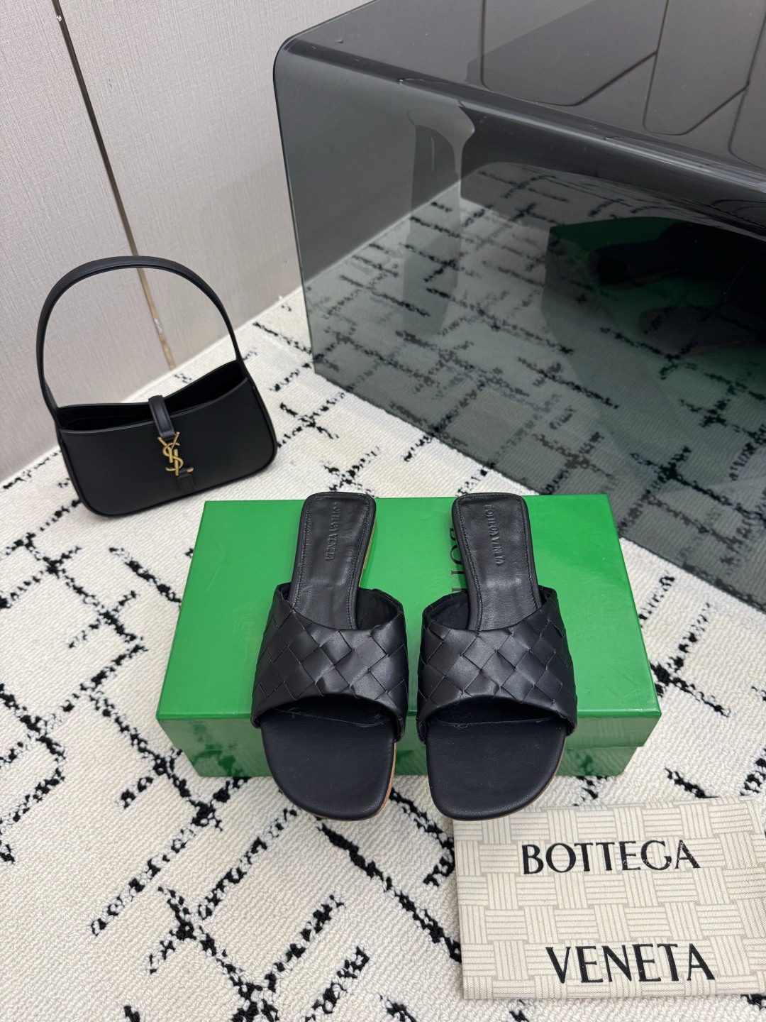 NO:905779,Bottega Venet* woven (no returns, only exchanges) The latest and most classic woven high-heeled sandals!  Ins&Xiaohongshu has many Internet celebrity celebrities!  The feet are super sexy!  It’s so beautiful!  This matte upper has a super high-end feel!  They are high-end, fairy-like, simple, fashionable, and have a sense of design. They are also very easy to wear, especially the high-heeled shoes with non-slip rubber pads on the bottom, which will not tire you when you walk all day. They are practical and high-quality, and are especially suitable for office workers (the original molds are made to customize the colors and the shoe shapes and soles are exactly the same). It is worth mentioning that the soles are made of silk film that took a month to mold and tested repeatedly.  It is a bright spot in the matching. What you have been longing for has finally arrived. It is versatile and suitable for any occasion. It is a must-have pair for everyone!   . /About the material./ FABRIC CONTENT Upper: woven, inner padding, sheepskin lining, outsole, original Italian leather injection molded outsole, brand new consistent green complete set of packaging SIZE 35-39 (40 41 42 non-returnable), slippers, bottega veneta, bottega veneta, sandals, high heels, slippers, sheepskin19860909Bottega Venet* 编织 (不退只换码） 最新最经典编织高跟凉鞋！ins&小红书巨多网红明星上身！上脚超性感！真的太美了！这款哑光的鞋面超有高级感！高级穿着又仙女简约时髦又有设计感 而且都非常非常好穿特别是高跟鞋底部有防滑胶垫走一天也不会累,实用又有质感,特别适合上班一族（原版开模定制颜色鞋型鞋底一摸一样）值得一提的是鞋底花费一个月开模反复测试过的丝膜大底做到几乎完美,市场上大部份是喷涂 BV当道简直是搭配衣服的神器 穿上让你集时髦洋气于一身 是搭配中的一个亮点 你们的心心念念终于来了 百搭适用任何场合、人手必备一双！  .  /关于材质./ FABRIC CONTENT 鞋面:编织 内里垫脚羊皮里 大底原版意大利真皮注塑大底 全新一致绿色全套包装 SIZE 35-39（40 41 42 不退换）,拖鞋,bottega veneta,bottega veneta,sandals,high heels,slippers,sheepskin,Women's Shoes