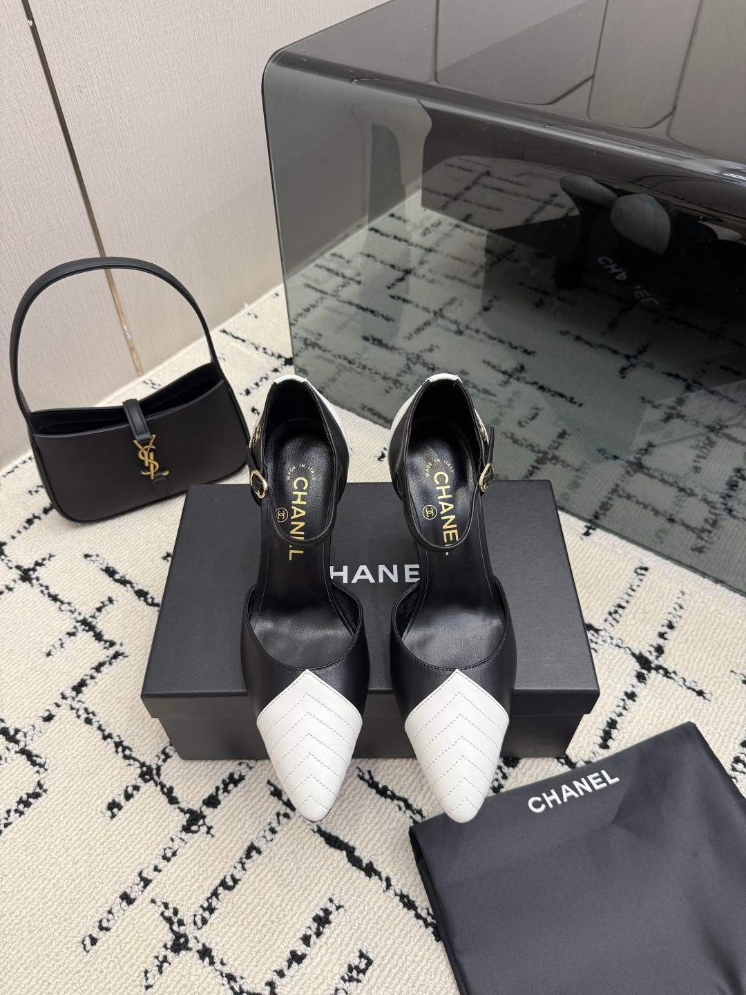 NO:905773,CHANE* | Xiaoxiang 26A color-blocked pointed-toe high-heeled sandals perfectly combine classic elegance and modern aesthetics. The minimalist and neat pointed toe modifies the foot shape and the slender high-heeled shoes elongate the leg line, showing the feminine posture in every step. The ingenious color-blocking design is layered and the contrasting colors are neat and high-end. Not exaggerated but self-recognizable, it is easy to wear a distinctive style. The iconic double C hardware embellishes the shoe body, low-key highlighting the brand heritage.  The details are full of luxurious texture. Made of soft leather, it fits the sole of the foot and is comfortable and easy to wear. It takes into account both beauty and practicality. It can be easily matched with skirts, suits or trousers. It can be used for commuting, dating and dinner. A pair of unlocking French elegance is a timeless and exquisite choice in the shoe cabinet. The fabric is made of original customized leather, and the lining of the toes is all sheepskin. Italian imported genuine leather outsole size 35-39 (customized for 40/41)  No. 85320260623, high heels sandals,chanel,sandals,high heels,skirts,business suit,sheepskin,Leather soles19860909CHANE* ｜小香26A拼色尖头高跟凉鞋 将经典优雅与现代美学完美融合. 极简利落尖头修饰脚型 纤细高跟拉长腿部线条 步履间尽显女性柔美姿态. 匠心拼色设计层次分明 撞色利落高级 不浮夸却自带辨识度 轻松穿出与众不同的格调. 标志性双C五金点缀鞋身 低调彰显品牌底蕴 细节处尽显奢雅质感. 精选柔软皮革打造 贴合足底舒适好穿 兼顾美感与实穿性 无论是搭配裙装 西装还是裤装都能轻松驾驭 通勤、约会、晚宴皆可胜任. 一双解锁法式优雅 是鞋柜里永不过时的精致之选. 面料采用原版定制皮料 内里踮脚均为羊皮 意大利进口真皮大底 size35-39（40/41定制） 编号85320260623,高跟鞋凉鞋,chanel,sandals,high heels,skirts,business suit,sheepskin,Leather soles,Women's Shoes
