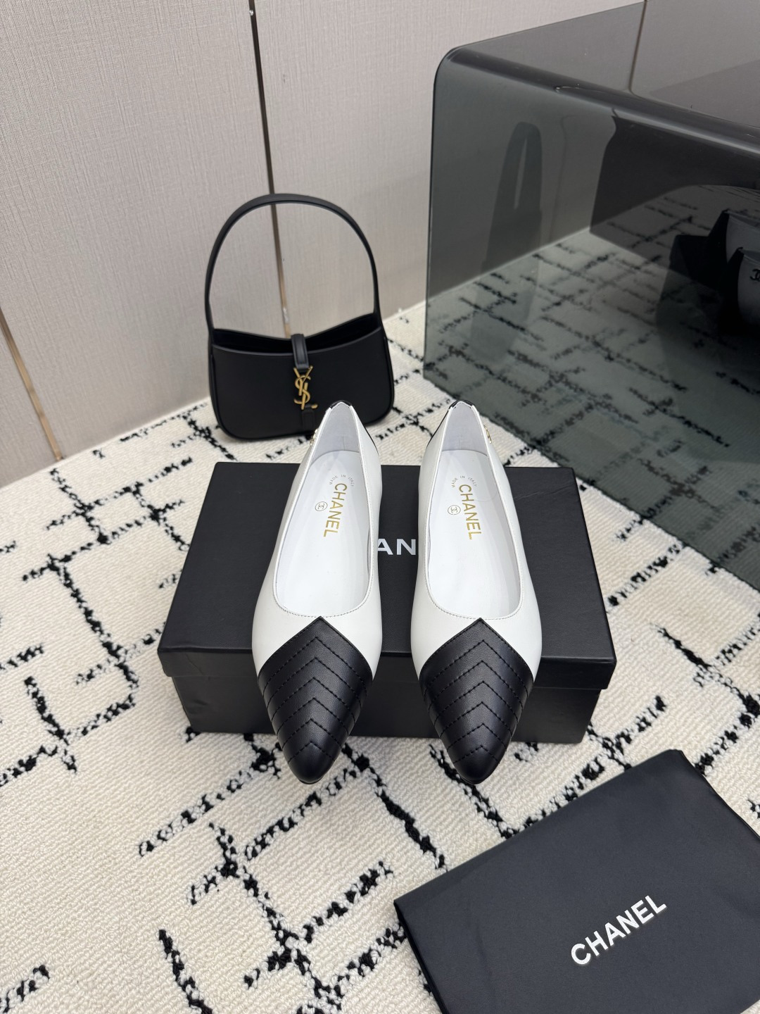 NO:905760,CHANE*｜Xiaoxiang 26A new product color matching Double C pointed toe flat shoes 26A early autumn king fried color matching shoes Contrasting color stitching brings a sense of high-end atmosphere Double C dark pattern low-key embellishment on the shoe side Pointed toe cut neatly elongates the foot line Flat soft bottom is super worry-free Lambskin lining is soft to the core Matte texture captures the essence of old money Off-white and black are timeless classics Milk tea with brown gently pokes the center  Pair it with a suit and instantly transform into a commuting heroine. Pair it with jeans for a laid-back and casual look. It can be worn on dates and out on the street. Chanel-style low-key luxury. Every step is elegant and effortless. The ultimate necessity for early autumn shoe cabinets. Whoever wears it will have the ceiling of temperament!  The fabric is made of original customized leather. The lining is made of sheepskin. The genuine leather outsole imported from Italy size35-39 (customized 40/41) No. 853202600615, single shoes, chanel, chanel, jeans, business suit, sheepskin, Leather soles19860909CHANE*｜小香26A新品拼色 双C尖头平底单鞋 26A早秋王炸拼色单鞋 撞色拼接自带高级氛围感 双C暗纹低调缀鞋侧 尖头剪裁利落拉长脚线 平底软底暴走超省心 小羊皮内里软到心坎里 哑光肌理拿捏老钱精髓 米白拼黑是永恒经典 奶茶拼棕温柔戳中心巴 搭西装秒变通勤女主 配牛仔裤慵懒随性松弛 约会出街全能hold住 香奈儿式的低调奢华感 每一步都优雅不费力 早秋鞋柜的终极刚需 谁穿谁是气质天花板！ 面料采用原版定制皮料 内里踮脚均为羊皮 意大利进口真皮大底 size35-39（40/41定制） 编号853202600615,单鞋,chanel,chanel,jeans,business suit,sheepskin,Leather soles,Women's Shoes