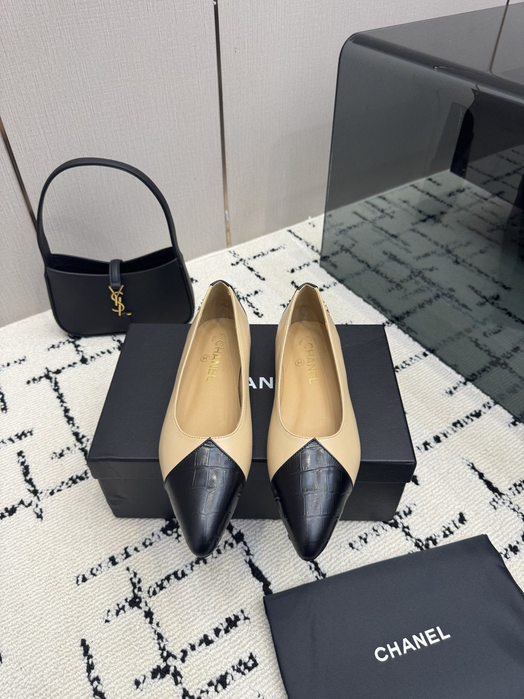 NO:905766,CHANE*｜Xiaoxiang 26A new product color matching Double C pointed toe flat shoes 26A early autumn king fried color matching shoes Contrasting color stitching brings a sense of high-end atmosphere Double C dark pattern low-key embellishment on the shoe side Pointed toe cut neatly elongates the foot line Flat soft bottom is super worry-free Lambskin lining is soft to the core Matte texture captures the essence of old money Off-white and black are timeless classics Milk tea with brown gently pokes the center  Pair it with a suit and instantly transform into a commuting heroine. Pair it with jeans for a laid-back and casual look. It can be worn on dates and out on the street. Chanel-style low-key luxury. Every step is elegant and effortless. The ultimate necessity for early autumn shoe cabinets. Whoever wears it will have the ceiling of temperament!  The fabric is made of original customized leather, the lining is made of sheepskin, and the genuine leather outsole imported from Italy size 35-39 (customized 40/41), single shoes, chanel, chanel, jeans, business suit, sheepskin, Leather soles19860909CHANE*｜小香26A新品拼色 双C尖头平底单鞋 26A早秋王炸拼色单鞋 撞色拼接自带高级氛围感 双C暗纹低调缀鞋侧 尖头剪裁利落拉长脚线 平底软底暴走超省心 小羊皮内里软到心坎里 哑光肌理拿捏老钱精髓 米白拼黑是永恒经典 奶茶拼棕温柔戳中心巴 搭西装秒变通勤女主 配牛仔裤慵懒随性松弛 约会出街全能hold住 香奈儿式的低调奢华感 每一步都优雅不费力 早秋鞋柜的终极刚需 谁穿谁是气质天花板！ 面料采用原版定制皮料 内里踮脚均为羊皮 意大利进口真皮大底 size35-39（40/41定制）,单鞋,chanel,chanel,jeans,business suit,sheepskin,Leather soles,Women's Shoes