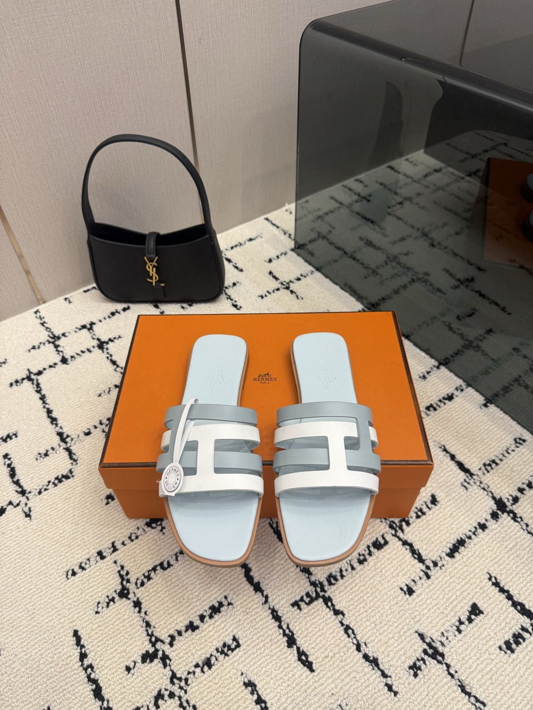 NO:905754,Purchasing agent grade (with airplane case) Hermer/Hermès classic sandals. The kelly buckle is cool, full of high-end feeling, good appearance and comfort. The pointed toe design elongates the leg line, making the feet appear more slender, adding a feminine elegance. The fabric is made of imported sheep and cowhide, the inner foot pads are all mixed sheepskin, and the outsole is imported cowhide from Italy.  Size35-39 (customized 40/41/42), slippers, hermes, hermes, sandals, slippers, cowhide, sheepskin, sheep19860909代购级 (配飞机盒) Hermer/爱马仕经典凉鞋 kelly扣酷酷的 高级感满满 颜值和舒适度都很友好 尖头设计拉长腿部线条 使脚部显得更加纤细 增添女性的优雅气质. 面料采用进口羊京,牛皮 内里垫脚均为混种羊皮 意大利进口牛皮大底 Size35-39（40/41/42定制）,拖鞋,hermes,hermes,sandals,slippers,cowhide,sheepskin,sheep,Women's Shoes