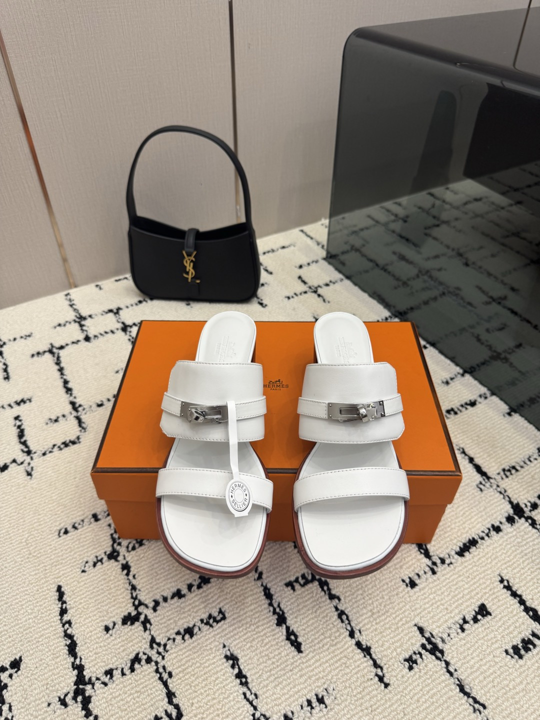 NO:906368,Purchasing agent grade (with airplane case) Hermer/Hermès classic sandals. The kelly buckle is cool, full of high-end feeling, good appearance and comfort. The pointed toe design elongates the leg line, making the feet appear more slender, adding a feminine elegance. The fabric is made of imported sheep and cowhide, the inner foot pads are all mixed sheepskin, and the outsole is imported cowhide from Italy.  Size35-39 (customized 40/41/42), slippers, hermes, hermes, sandals, slippers, cowhide, sheepskin, sheep19860909代购级 (配飞机盒) Hermer/爱马仕经典凉鞋 kelly扣酷酷的 高级感满满 颜值和舒适度都很友好 尖头设计拉长腿部线条 使脚部显得更加纤细 增添女性的优雅气质. 面料采用进口羊京,牛皮 内里垫脚均为混种羊皮 意大利进口牛皮大底 Size35-39（40/41/42定制）,拖鞋,hermes,hermes,sandals,slippers,cowhide,sheepskin,sheep,Women's Shoes