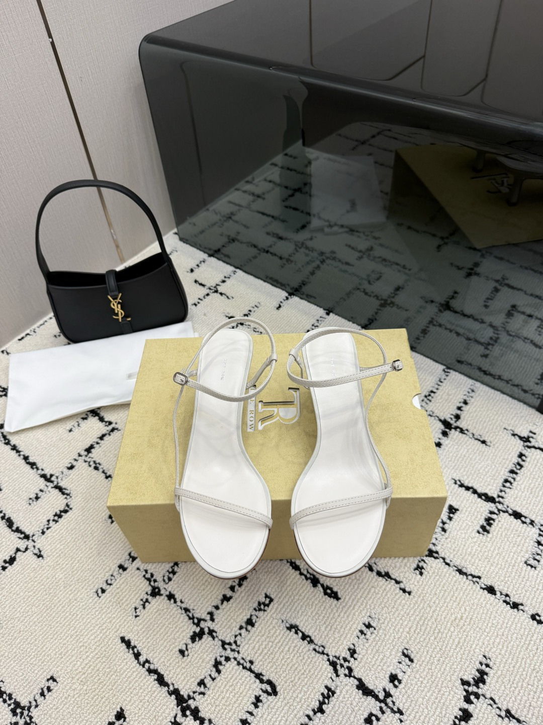 NO:921506,Purchasing agent level thero* genuine leather French retro square toe minimalist and versatile sandals. The feet are really the most comfortable style I have ever worn. They are so soft!  People who are foot grinders must pick it up. It has a high-end yet simple feel. In fact, in addition to being good-looking, it is so comfortable that you can’t bear to take it off!  Matches jeans, suit trousers and skirts without any sense of violation. Fabric is cowhide. Genuine leather sole. Size 35-39 (40, 41.42 customized, non-refundable and non-exchangeable), high heels, sandals, sandals, high heels, skirts, jeans, business suit, cowhide19860909代购级别the ro*真皮法式复古方头极简百搭凉鞋鞋脚真的是史上我穿过最最舒服的款式太柔软啦！磨脚星人一定要收了它 有一丢高级又简约的感觉其实除了好看以外它的舒适度真的是好穿到舍不得脱下来啦！搭配牛仔裤 西装裤 半身裙都毫无违和感 面料牛皮 鞋底真皮底 尺码35-39（40,41.42定制不退不换）,高跟鞋凉鞋,sandals,high heels,skirts,jeans,business suit,cowhide,Women's Shoes
