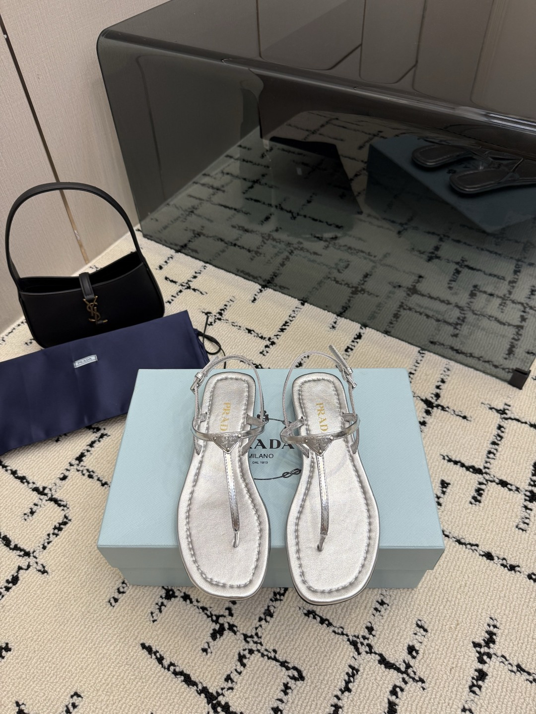 NO:921502,High version. Top version 250 with airplane case. Prada/Prada 26WF spring and summer new sandals. Simple and fashionable. Relaxed high-end feel. Feel the summer-like high-end wear~ The fabric is made of original customized leather. The inner pads are all mixed sheepskin. Italian imported cowhide outsole size 35-39 (customized 40/41), split-toe shoes, prada, prada, sandals, cowhide, sheepskin19860909高版本.顶级版本250配飞机盒 Prada/普拉达26WF春夏新品凉鞋 简约即时髦 松弛的高级感 感受夏日感高级穿搭~ 面料采用原版定制皮料 内里垫脚均为混种羊皮 意大利进口牛皮大底 size35-39（40/41定制）,分趾鞋,prada,prada,sandals,cowhide,sheepskin,Women's Shoes
