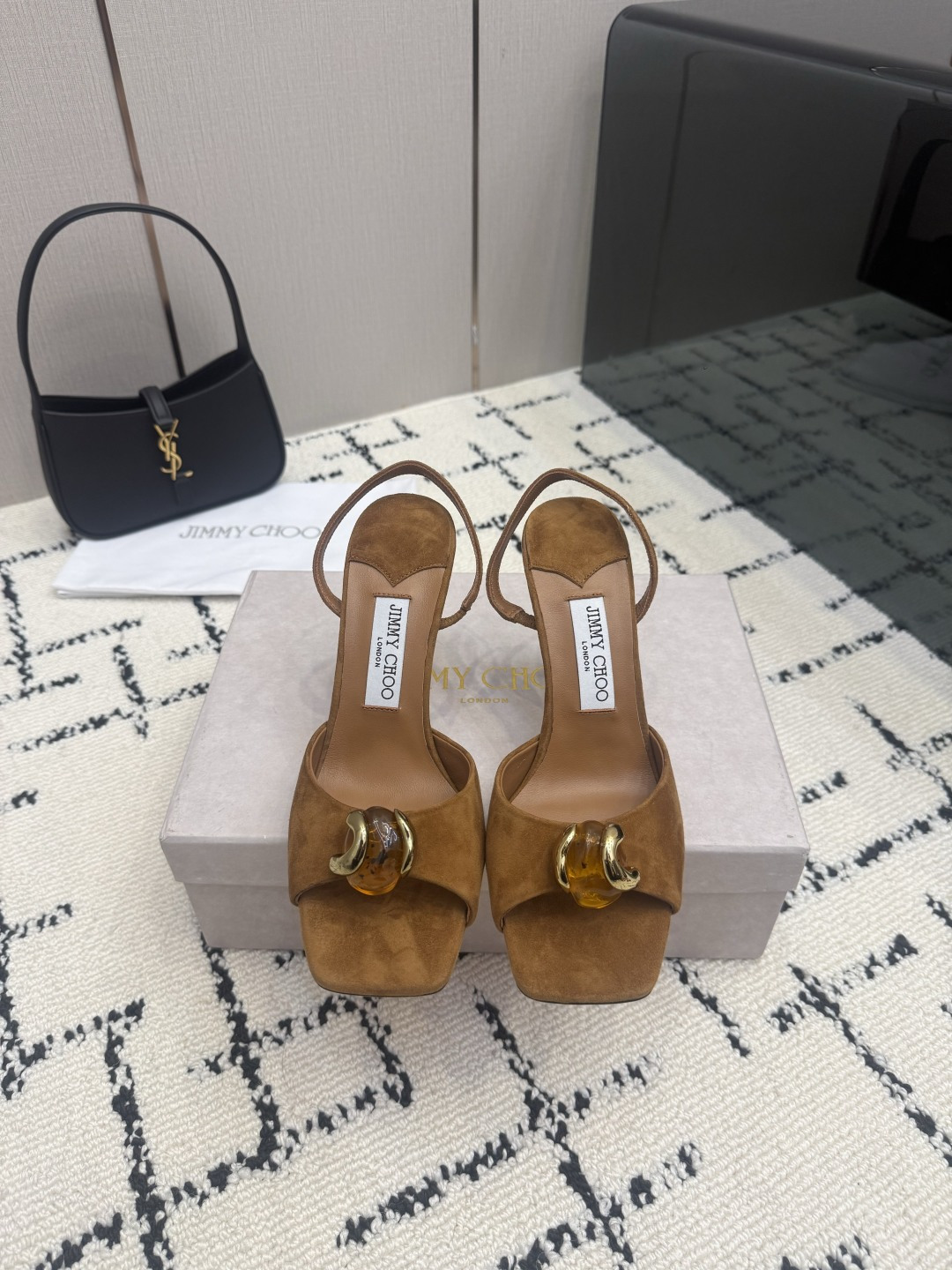 NO:921499,Jimmy Choo/Jimmy Zhou 26WF new product square-toe high-heeled sandals with metal buckles. The metal square buckles are engraved with the brand logo. The square-toe cut is neat and slim, and the slender high heels support the elegant aura. Delicate sheepskin fits the curve of the foot. Cold-toned metal meets soft leather. A bright edge flows through the steps. Hold the C position for dinner dates. Daily commuting without losing a sense of sophistication. The classic black tone is versatile and can be matched. Nude color extends the visual proportion of the legs.  The upper foot becomes slender and comic-like legs in seconds. Italian ingenuity creates a comfortable foot feel. The feet are still calm and not tired after standing for a long time. The sincere work of the British luxury brand brings its own light with every step. The natural shoe of a woman's wardrobe. Every gesture shows femininity. Easily manage various occasions. Low-key luxury shows style. A must-have for exquisite girls!  The fabric is made of original customized leather. The lining is made of sheepskin. The genuine leather outsole imported from Italy is size 35-39 (customized 40/41). No. 81520260707, high heels and slippers, jimmy choo, jimmy choo, sandals, high heels, slippers, sheepskin, Leather soles19860909Jimmy Choo/吉米周26WF新品 金属扣方头高跟凉鞋 金属方扣镌刻品牌标识 方头剪裁利落显脚瘦 纤细高跟撑起优雅气场 细腻羊皮贴合足部曲线 冷调金属遇柔润皮质 步履间流转璀璨锋芒 晚宴约会稳占C位 日常通勤也不失精致感 经典黑调百搭不出错 裸色延伸腿部视觉比例 上脚秒变纤细漫画腿 意式匠心铸就舒适脚感 久站依旧从容不累脚 英伦奢牌的诚意之作 每一步都自带光芒 女人衣橱的本命战鞋 举手投足尽显女人味 轻松驾驭各种场合 低调奢华尽显格调 精致女孩必入宝藏款！ 面料采用原版定制皮料 内里踮脚均为羊皮 意大利进口真皮大底 size35-39（40/41定制） 编号81520260707,高跟鞋拖鞋,jimmy choo,jimmy choo,sandals,high heels,slippers,sheepskin,Leather soles,Women's Shoes