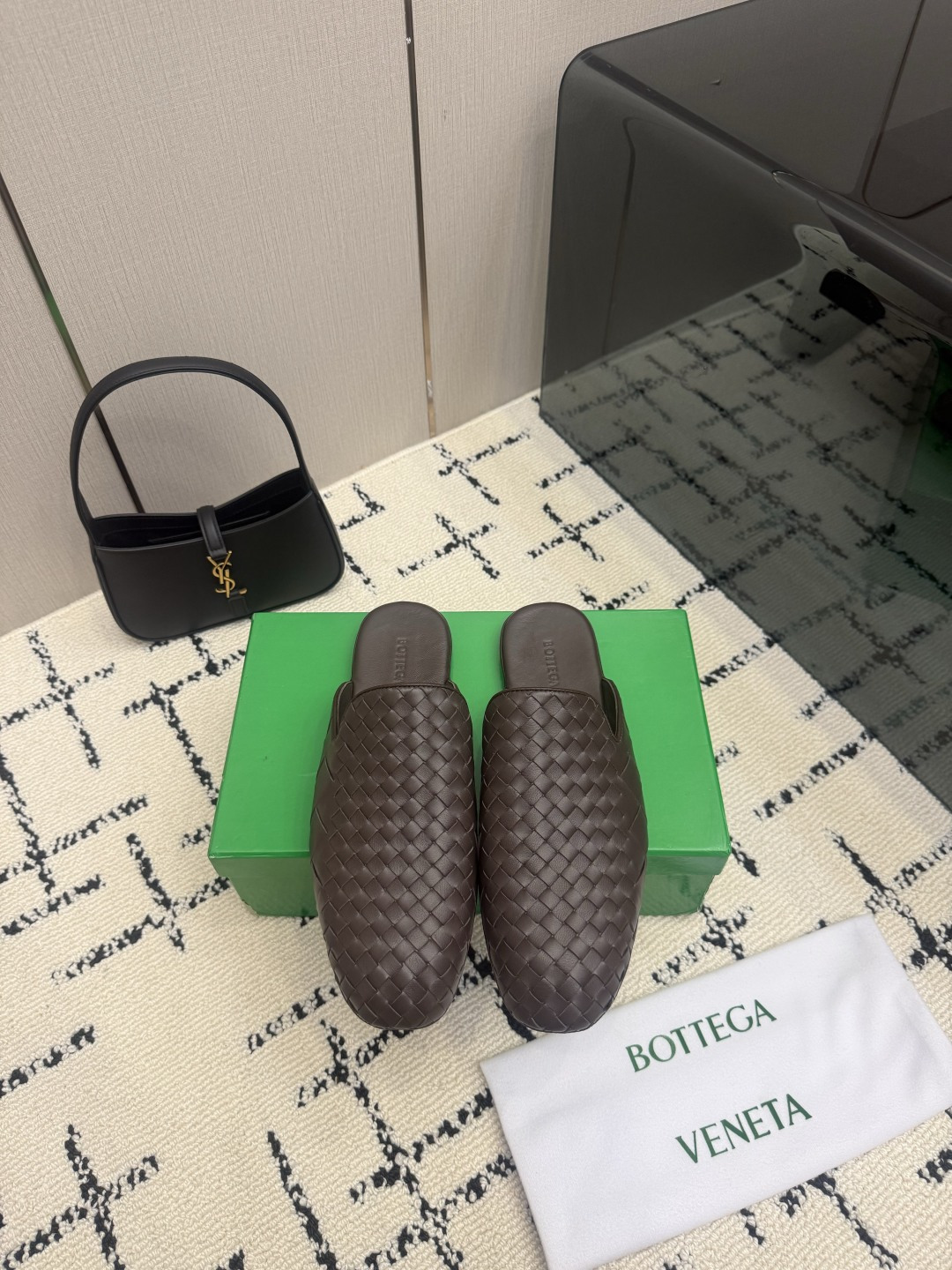NO:921496,Women's Men's BV Men's and women's Sunday slippers Slippers 8 mm grade & 20 mm grade Custom molds Double specifications hand-woven Genuine leather hand-woven BV Knot series Brown calf leather This classic style is simply bv's latest ceiling Versatile Simple piece of leather with 15 mm strips Hand-woven high-end and comfortable The fabric is made of high-quality calf leather The foot padding sheepskin lining is comfortable and high-end The outsole is made of Italian genuine leather & injection molded rubber technology  Use light dyeing process, benchmark and version, use original packaging, shoe bags use rubber logo printing process, the highest end in the market, use hot melt glue to shape the toe and heel, easy to rebound and not deform, use Italian computer sewing machine for upper stitching, fine workmanship, original packaging, women's model 35 36 37 38 39 40 41 men's model 38 39 40 41 42 43 44  45 (female 40 41 customized male 38 45 46 47 customized) (46 4730 customized), loafers,bottega veneta,loafers,slippers,cowhide,sheepskin,Leather soles19860909女款 男款 BV 男女款 Sunday便鞋 拖鞋 8 毫米级&20 毫米级 定制模具 双规格手工编织而成 真皮手工编织 BV Knot系列 咖啡色 小牛皮 这款经典款 简直bv最新天花板啦 百搭  简约一块皮15 毫米抽条  手工编织而成 高档舒适 面料选用优质小牛皮 垫脚羊皮内里舒适高端 大底选用意大利真皮大底&注塑橡胶工艺 运用轻染工艺 对标对版 选用原版包装 鞋子布袋采用印胶logo工艺 市场最高端 采用热熔胶定型鞋头 后跟 易回弹不变形  鞋面车线选用意大利电脑针车 做工精细 原版包装  女款 35 36 37 38 39 40 41 男款 38 39 40 41 42 43 44 45（女40 41 定制 男38 45 46 47 定制）（46 4730定制）,乐福鞋,bottega veneta,loafers,slippers,cowhide,sheepskin,Leather soles,Women's Shoes