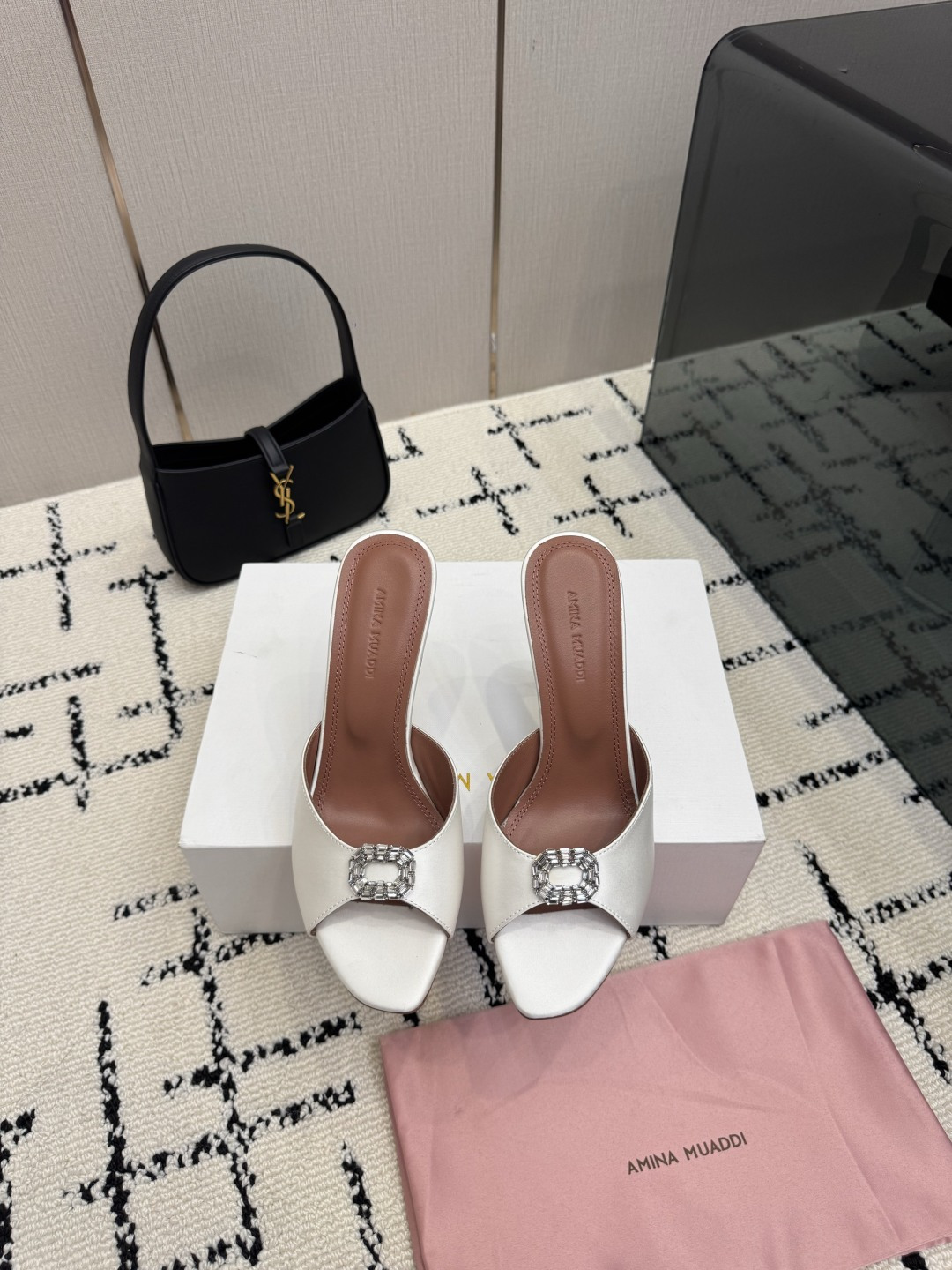NO:921490,Top version (no refunds, only code exchange) Amina Muaddi high-heeled sandals, genuine 1:1 replica, top quality, buy the original version, develop sunflower rhinestone buckle, mold customization (it took 2 months to get the effect) AM's new product this year, full of high-end sense, it is the dream shoe of Jimei people!  Love it, love it!  The foot pads are all removed from the original 1:1 color card and logo font design. Italian leather outsole. Injection molding process. Heel height 9.8cm. Size 35-42 (40.41.42 non-refundable). High heels, slippers, sandals, high heels, slippers, Leather soles.19860909顶级版本(不退只换码） Amina Muaddi美高跟凉鞋  正品1:1 复刻 顶级品质  购买原版 开发 太阳花水钻扣 开模定制（历尽2个月才出来效果） AM今年新品 高级感十足 就是 集美们的梦中情鞋！爱了 爱了！ 垫脚都是拆掉原版1:1对色卡 以及logo字体设计 意大利真皮大底 注塑工艺 跟高 9.8cm 码数 35-42 (40.41.42不退换）,高跟鞋拖鞋,sandals,high heels,slippers,Leather soles,Women's Shoes