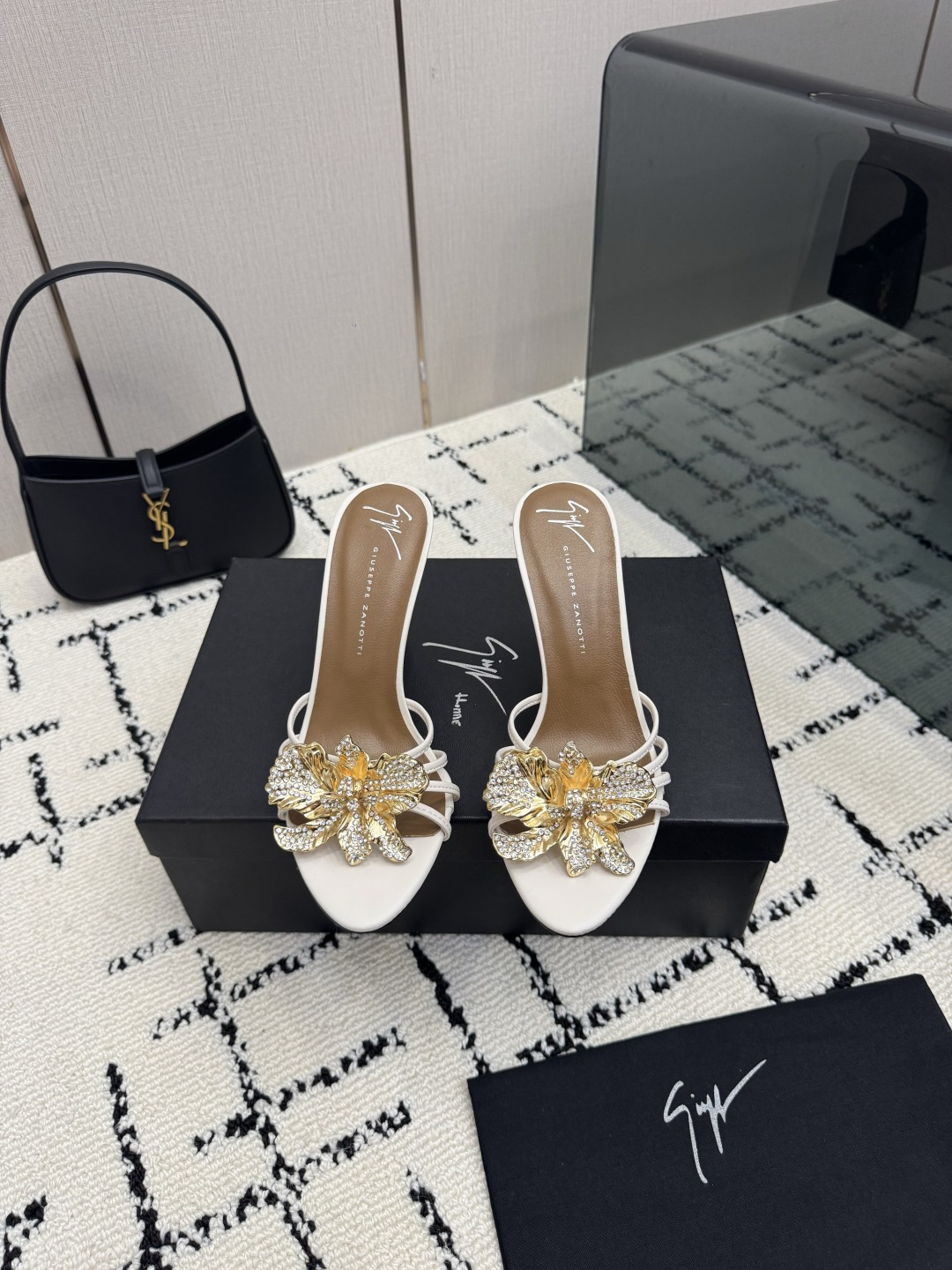NO:921493,Giuseppe Zanotti 26ss new product. Gold flower embellished high heels really understand women's hearts. I love GZ's high-heeled shoes that are both male and female. They are indeed the brand that understands women best. They are sold out as soon as they are new. Especially the side line design is smooth, natural and slim. It makes the whole pair of shoes full of layers and feminine. No matter what your usual style is, please be sure to try it!  Upper cowhide, lining mixed sheepskin, original Italian genuine leather outsole, heel height 10cm, Size 35–41 (40, 41, 42, 43 customized, non-refundable and non-exchangeable), high heels, slippers, high heels, slippers, cowhide, sheepskin, Leather soles19860909Giuseppe Zanotti 26ss新品 金花点缀高跟鞋果然很懂女人心 GZ斩男又斩女的高跟鞋 爱了 不愧是最懂女人的品牌 上新即售空 尤其是侧面线条设计流畅自然还很显瘦 让整双鞋层次感十足又富有女人味 不管你平时什么风格 请你一定要试试它！ 鞋面牛皮 内里是混种羊皮 原版意大利真皮大底 跟高10cm Size 35–41（40、41、42、43定制不退不换）,高跟鞋拖鞋,high heels,slippers,cowhide,sheepskin,Leather soles,Women's Shoes