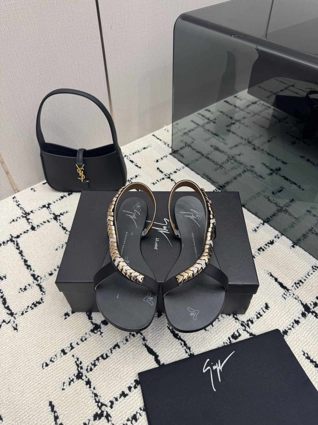 NO:921479,Giuseppe Zanotti Sandals Giuseppe Zanotti THE SLIM sandals, black patent leather + silver herringbone crystal, full of artistic sense!  Pointed toe design + ergonomic sole, comfortable and fashionable to wear. 24 manual processes, ultra-fine details, high collection value, easy to control whether it is an evening dress or daily wear, with both elegance and personality SIZE36-40 (ordered at 41.42), sandals, sandals19860909Giuseppe Zanotti 凉鞋 Giuseppe Zanotti THE SLIM凉鞋,黑色漆皮+银色鱼骨晶石,艺术感满满！尖头设计+人体工学鞋底,穿着舒适又时髦.24道手工工序,细节超精致,收藏价值高,无论晚礼服还是日常穿搭都能轻松驾驭,优雅个性兼具 SIZE36-40（41.42订）,凉鞋,sandals,Women's Shoes