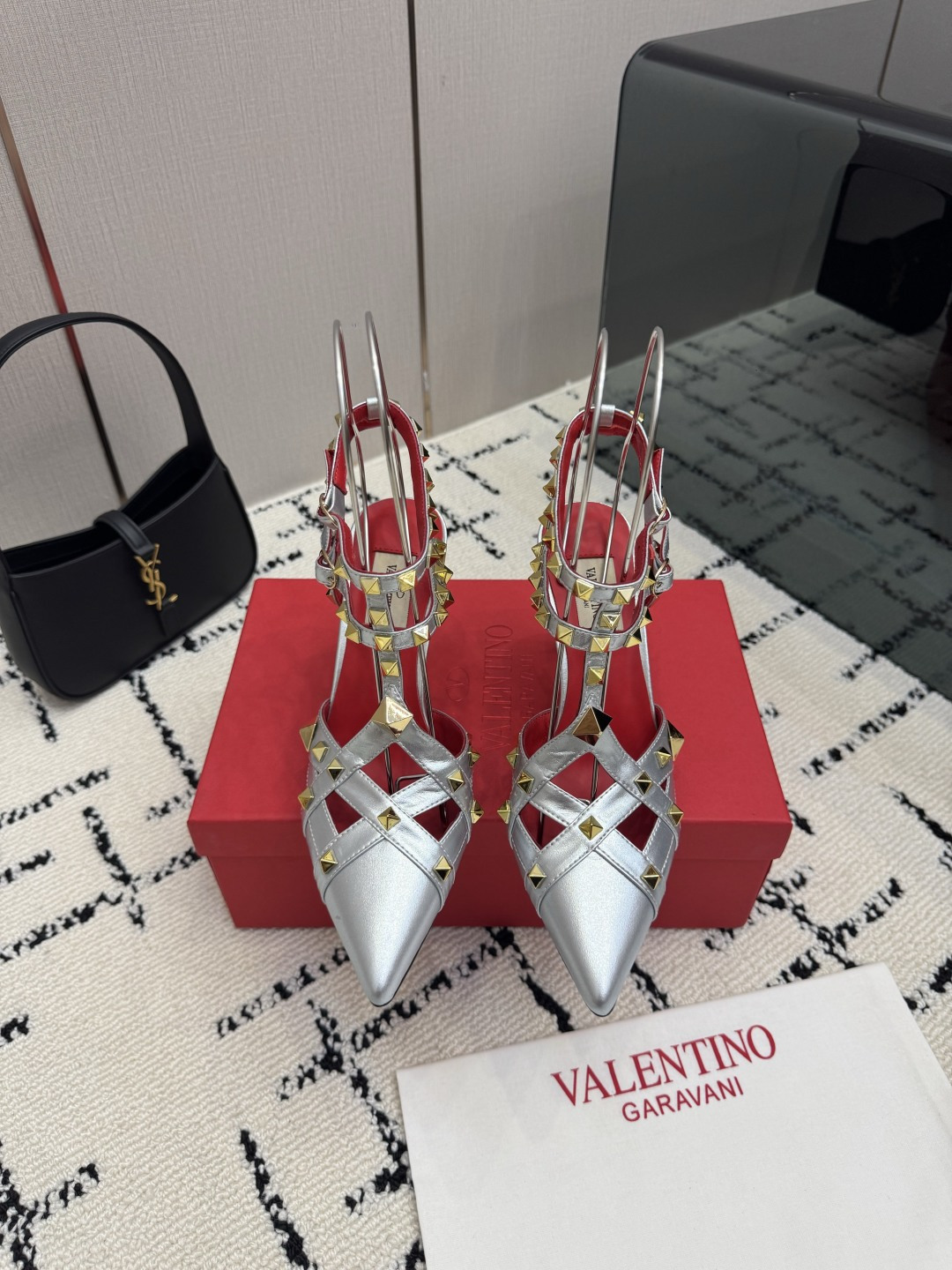 NO:921482,VALENTINO Valentino classic sandals single shoes spring and summer VLOGO SIGNATURE shoes have smooth lines. The version is great and comfortable on the foot. Increases height. Looks slimmer. Elongates the leg line. Comfortable on the foot. Increases height. Looks slimmer. Elongates the leg line. The upper is made of sheepskin. The inner lining is original leather sole. The sole is genuine leather. Size 35-39  (35.40.41.42 Customized, non-refundable and non-exchangeable), sandals, valentino, valentino, sandals, sheepskin19860909VALENTINO华伦天奴经典凉鞋单鞋春夏VLOGO SIGNATURE鞋型线条流畅.版型超赞上脚舒适.增高.显瘦.拉长腿部线条 上脚舒适.增高.显瘦.拉长腿部线条 鞋面对版羊皮 内里原版真皮鞋底 鞋底真皮鞋底 尺码35-39 (35.40.41.42定制不退不换),凉鞋,valentino,valentino,sandals,sheepskin,Women's Shoes