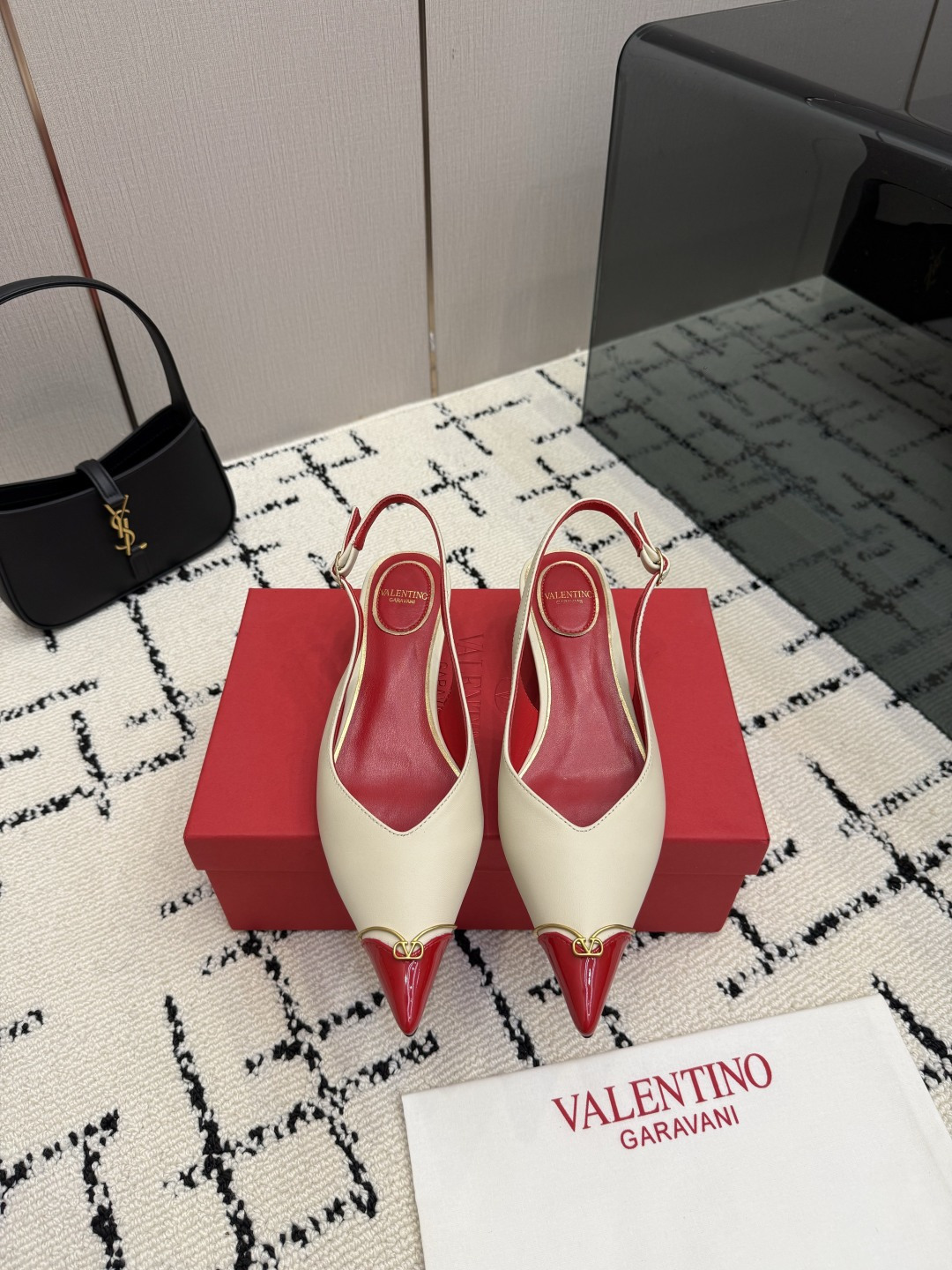 NO:921472,VALENTINO Valentino classic sandals single shoes spring and summer VLOGO SIGNATURE shoes have smooth lines. The version is great and comfortable on the foot. Increases height. Looks slimmer. Elongates the leg line. Comfortable on the foot. Increases height. Looks slimmer. Elongates the leg line. The upper is made of sheepskin. The inner lining is original leather sole. The sole is genuine leather. Size 35-39  (35.40.41.42 Customized, non-refundable and non-exchangeable), sandals, valentino, valentino, sandals, sheepskin19860909VALENTINO华伦天奴经典凉鞋单鞋春夏VLOGO SIGNATURE鞋型线条流畅.版型超赞上脚舒适.增高.显瘦.拉长腿部线条 上脚舒适.增高.显瘦.拉长腿部线条 鞋面对版羊皮 内里原版真皮鞋底 鞋底真皮鞋底 尺码35-39 (35.40.41.42定制不退不换),凉鞋,valentino,valentino,sandals,sheepskin,Women's Shoes