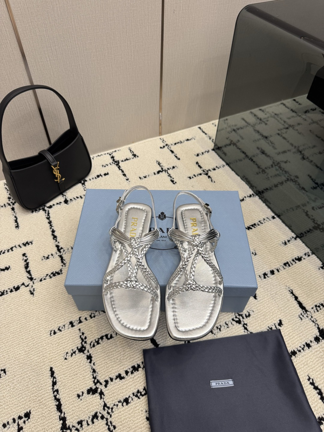 NO:921468,Top page Prada/Prada 26WF new spring and summer pointed toe empty back sandals and high heels. When the bright orange show sunlight penetrates the steel window, this pair of catwalk high heels comes out of the light. It deconstructs the established definition of elegance with 'constructed body'. The pointed toe design is more than just an ingenious idea to lengthen the legs. The back strap and bow details find a balance between hardness and softness. It breaks away from the inertial perception of 'comfort is luxury' but has the skin-friendly texture of sheepskin lining.  Realize the dual freedom of mind and body. From commuter suits to dinner dresses, it seamlessly adapts to multiple scenes, allowing women to switch between competence and femininity. Every time you step on the foot, the whisper of the metal logo and the ground is the resonance of pioneering design and daily functions. It is also the undefined confidence and edge of contemporary women. The fabric is made of original customized materials, and the lining of the toes is made of sheepskin. The genuine leather outsole imported from Italy  size35-39 (customized 40/41), split-toe shoes, prada, prada, sandals, high heels, skirts, business suit, sheepskin, Leather soles19860909顶版 Prada/普拉达26WF春夏新品尖头 后空凉鞋高跟鞋 当亮橙色秀场的阳光穿透钢窗 这双走秀高跟鞋踏光而来 以“构筑之躯” 解构优雅的既定定义 尖头设计不止是拉长腿型的巧思 后饰带与蝴蝶结细节在刚柔之间找到平衡. 它挣脱了“舒适即奢侈”的惯性认知 却以羊皮内里的亲肤质感 实现心灵与身体的双重自由. 从通勤西装到晚宴礼裙 它无缝适配多元场景 让女性在干练与柔美中自主切换. 每一次落脚都是金属徽标与地面的轻语 是先锋设计与日常功能的共鸣 更是当代女性不被定义的底气与锋芒. 面料采用原版定制材料 内里踮脚均为羊皮 意大利进口真皮大底 size35-39（40/41定制）,分趾鞋,prada,prada,sandals,high heels,skirts,business suit,sheepskin,Leather soles,Women's Shoes